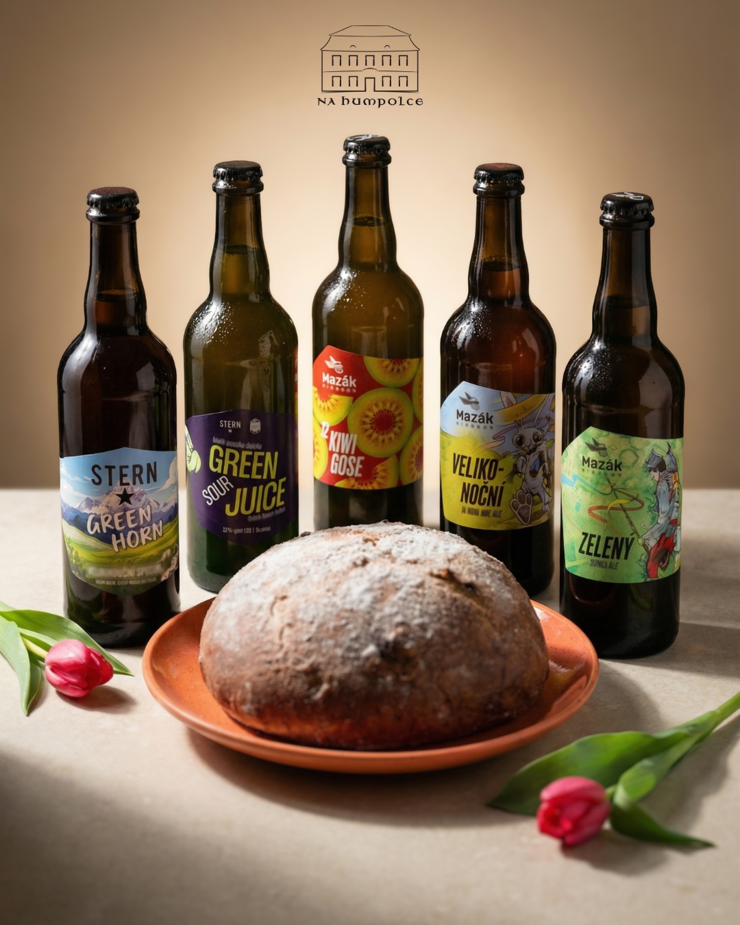 🐣 Velikonoce na Humpolce chutnají jinak.
Letos jsme to nevzali jedním zeleným pivem.
Máme jich pět v láhvi a 1 na čepu. A každé je úplně jiné.
🍏 Green Juice 14° (Stern)
kyseláč, co chutná jako kiwi a zelené jablko
fresh jak první jarní den
🌱 Green Horn 11° (Stern)
lehké, pitelné, ideální na rozjezd
🌿 Zelený Pale Ale (Mazák)
klasika s jemnou hořkostí a citrusovým dojezdem
🍊 Velikonoční IPA (Mazák)
výraznější, plnější, pro ty, co chtějí chuť
🥝 Kiwi Gose (Mazák)
kyselé, lehce slané, totálně mimo klasiku
Každé jiné. Každé stojí za to.
👉 Tak co dáš jako první?
