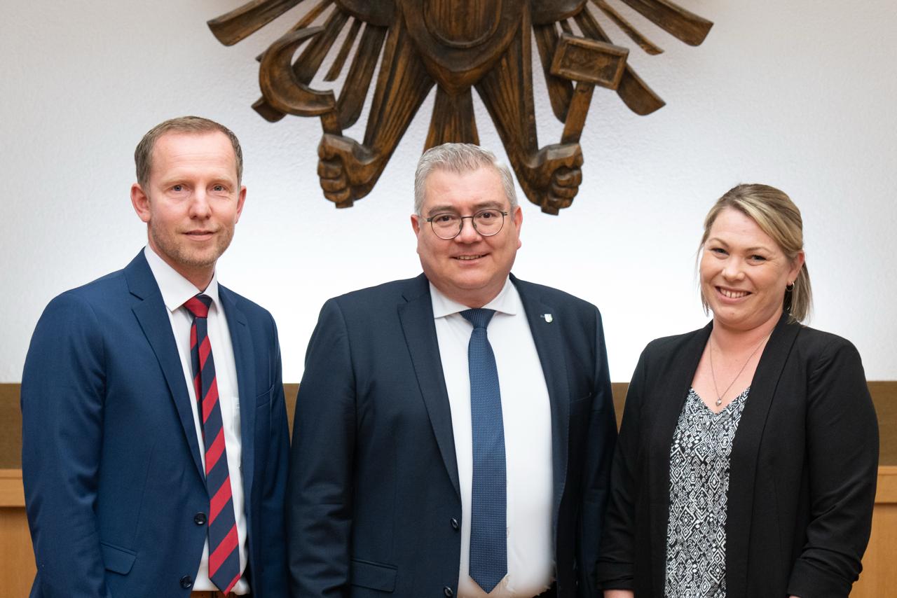 Kirchham hat einen neuen Vizebürgermeister!
Mag. Christian Brunner wurde in der Gemeinderatssitzung am 31. März 2026 einstimmig zum Vizebürgermeister gewählt und von Bezirkshauptmann Mag. Alois Lanz angelobt.
Er übernimmt diese Funktion von Gabi Medl, die auf eigenen Wunsch wieder in den Gemeindevorstand wechselt und uns weiterhin mit vollem Engagement erhalten bleibt. Ein großes Danke für ihren Einsatz!
Mit Christian Brunner übernimmt ein erfahrener Kommunalpolitiker und Unternehmer Verantwortung. Seit über 15 Jahren in der Gemeindearbeit tätig, bestens vernetzt und mit klarem Blick für die Zukunft unserer Gemeinde.
Gemeinsam mit Bürgermeister Ingo Dörflinger, der auch bei der kommenden Gemeinderatswahl wieder als Bürgermeisterkandidat antritt, geht es als starkes Team weiter:
👉 für ein gutes Miteinander
👉 für eine starke Wirtschaft
👉 für ein lebenswertes Kirchham
„Politik bedeutet für mich Verantwortung zu übernehmen und aktiv zu gestalten – gemeinsam mit den Menschen in unserer Gemeinde.“
Auch im Team wurde ein weiterer Schritt gesetzt: Nadine Radner übernimmt die Funktion der Fraktionssprecherin von Klaus Bammer.
Wir freuen uns auf die gemeinsame Arbeit für Kirchham! 💪