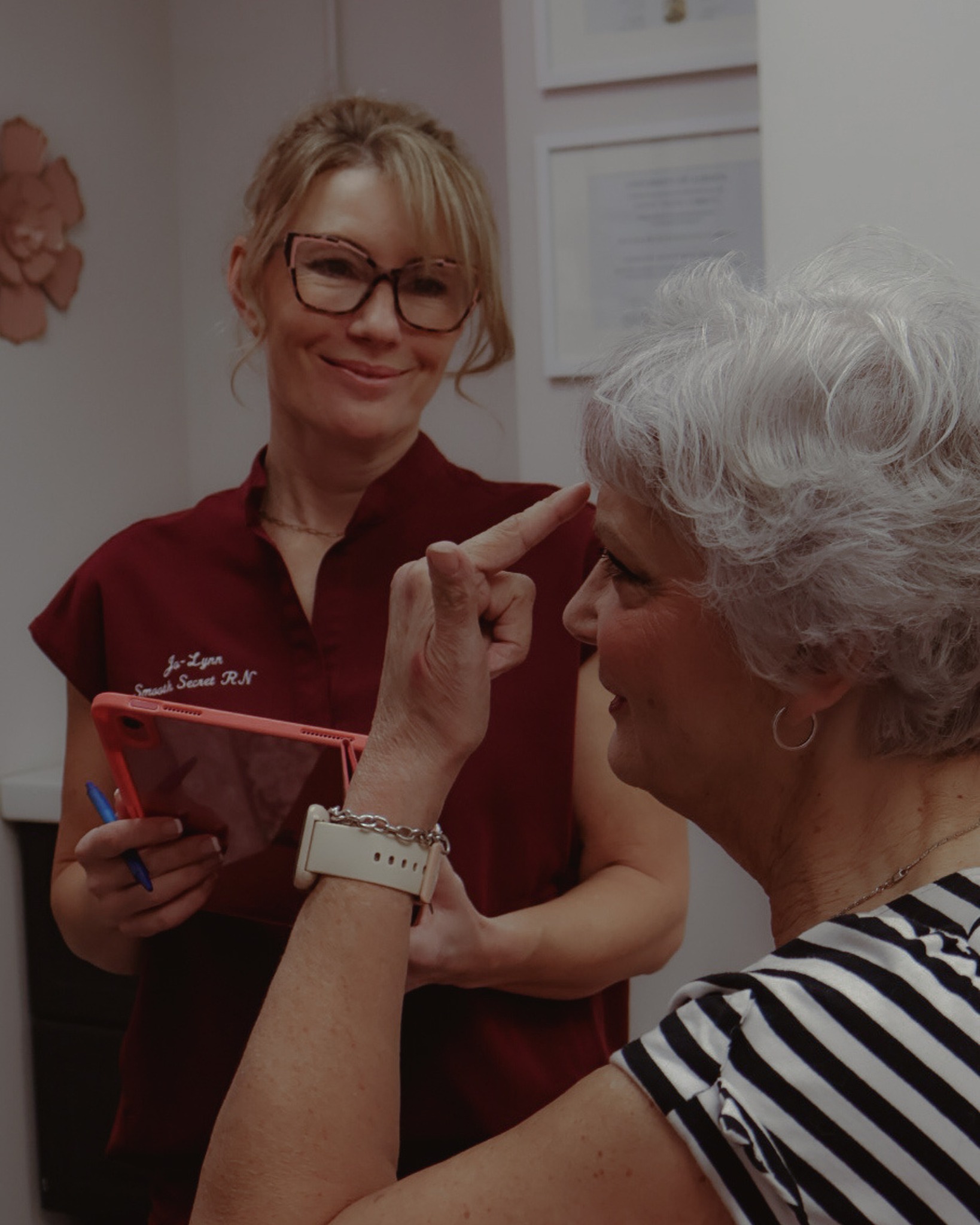 Fine lines around the eyes can come from two different places. 👁️
✨ movement lines (smiling, squinting)
✨ skin quality (texture, dryness, sun exposure)
That’s why we don’t guess. We assess which one you’re dealing with first, then build the plan around it.
Book a free consultation and we’ll walk you through options.
—————
Smooth Secret RN 💋 It’s our Secret
Jo-Lynn Gibbs RN, BScN
#CrowFeet #SherwoodParkAesthetics #NurseInjectorSherwoodPark