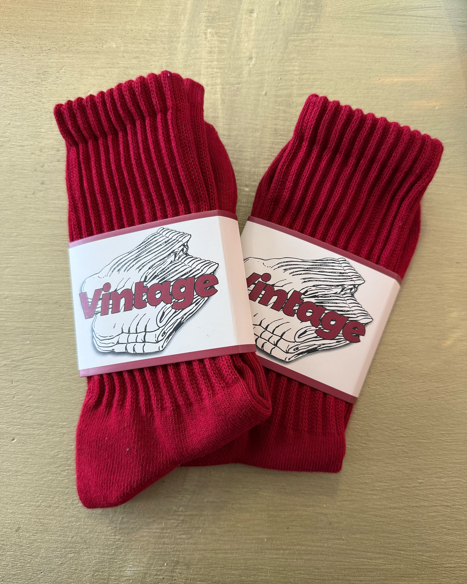 Calzini vintage a costine, stile retrò americano.
Maglia spessa e texture a coste larghe, con tonalità bordeaux profonda che richiama i classici modelli da lavoro. Perfetti da portare “slouch”, per un look rilassato ma ricercato.
Un dettaglio semplice che fa la differenza.
🛒 Disponibile sul nostro shop on-line oppure in Store
💬 Contattaci per qualsiasi informazione o dettaglio che vuoi sapere
#vintagesocks #slouchsocks #workwearstyle #retroaesthetic #detailsmatter