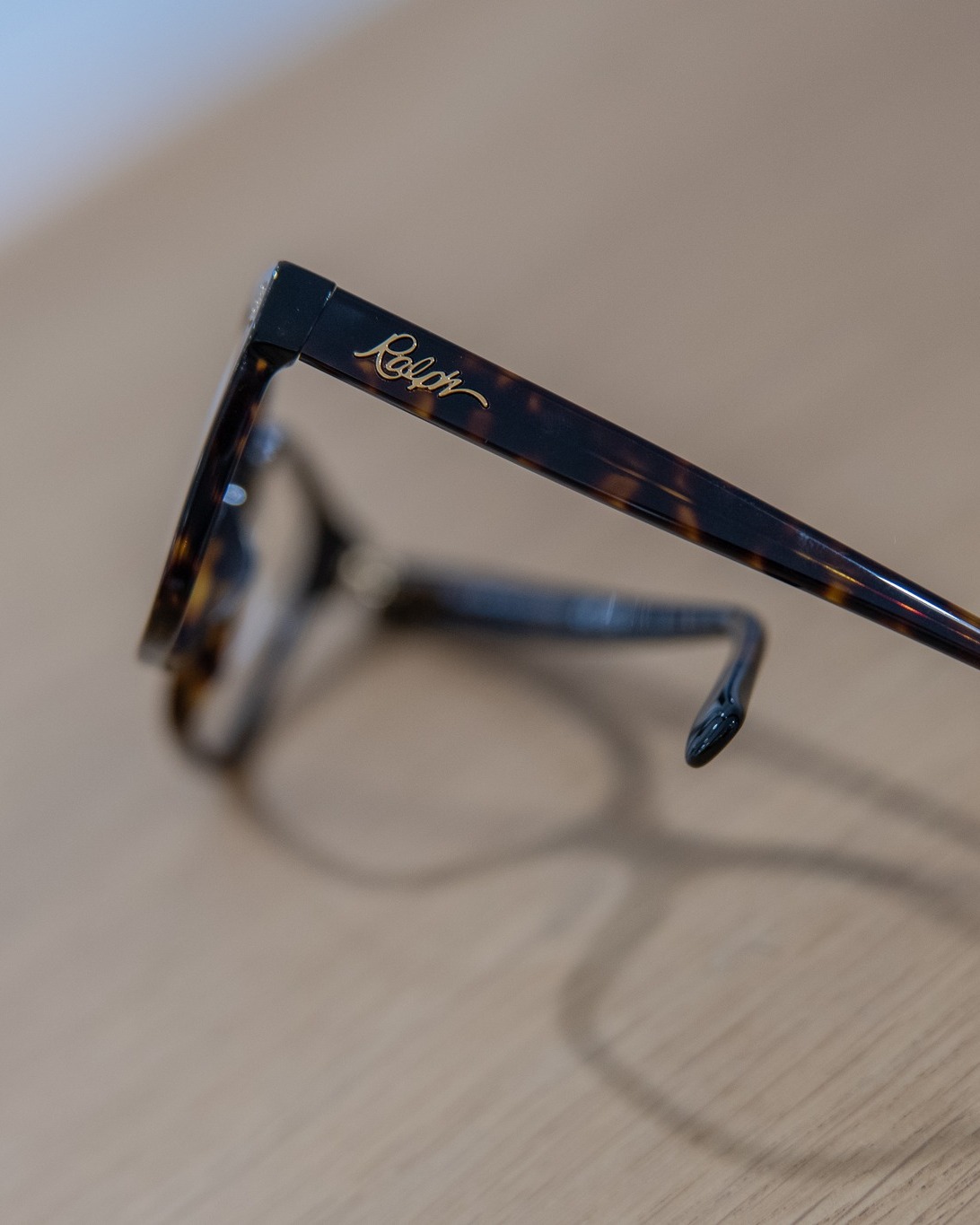 Ralph Lauren, c’est ce style qui traverse les saisons : net, élégant, sans effort.
.
📍À essayer en boutique, on vous aide à trouver la forme qui vous va (et on l’ajuste parfaitement).
.
.
.
#ralphlauren #ralphlaureneyewear #maisonletailleur #letailleuretfils #opticthery #opticien #optique #bienvoir #lunettes #eyewear #glasses #lillers #bethune #bethunebruay #hautsdefrance
.
www.maisonletailleur.fr