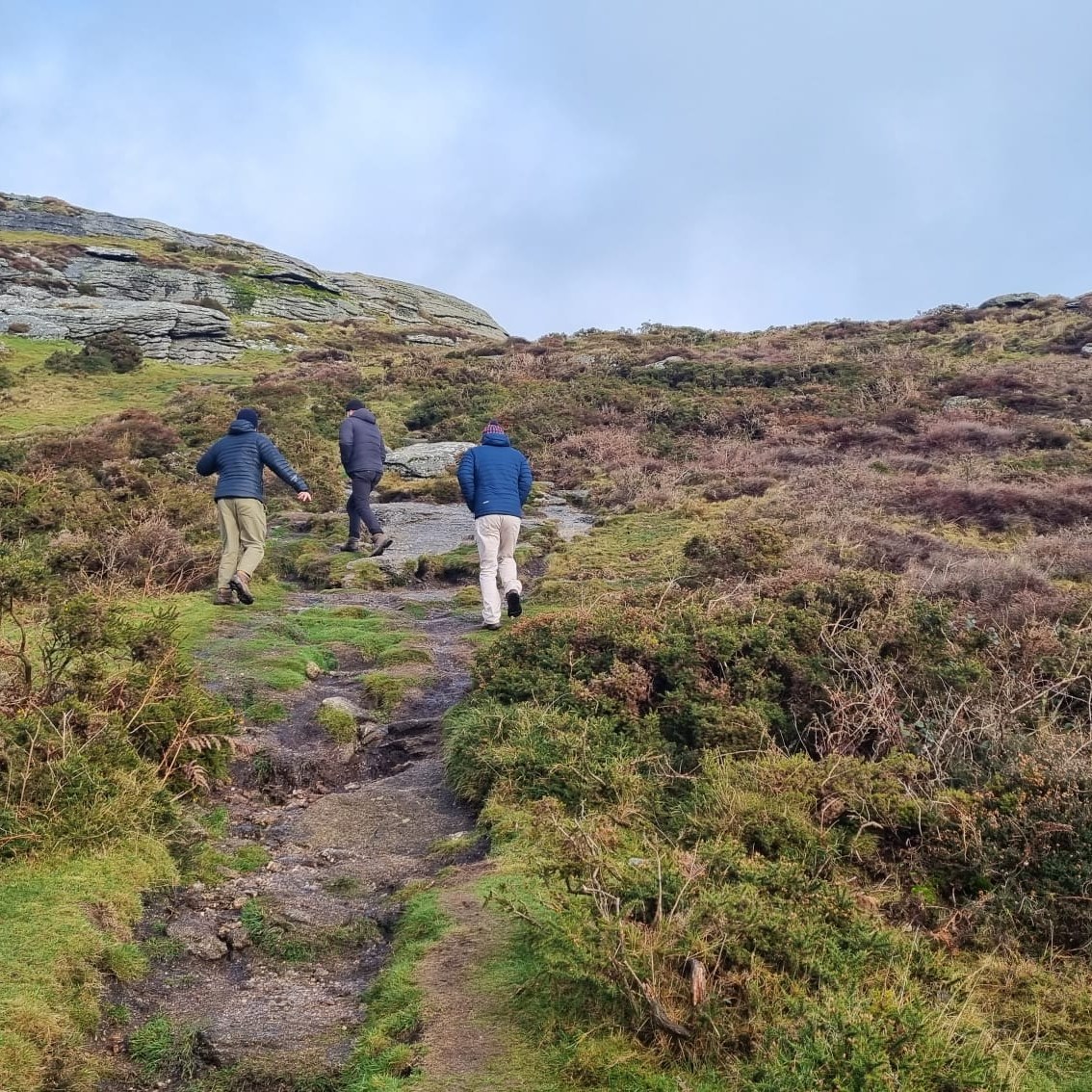 There’s something about working here that just clicks… but it’s not by accident.
The space is set up to be calm, open, and distraction free, so when you sit down, you can actually get into your work properly.
Most people say the same thing… they come in for a day and end up getting more done than they expected.
You’ll also catch the river doing its thing all day… kingfishers, the odd otter, kayakers drifting past, woodpeckers in the trees, even the gold panners down by the bank.
If you’ve been needing a bit more focus in your week, this is a good place to find it.
#coworking #devonlife #focus