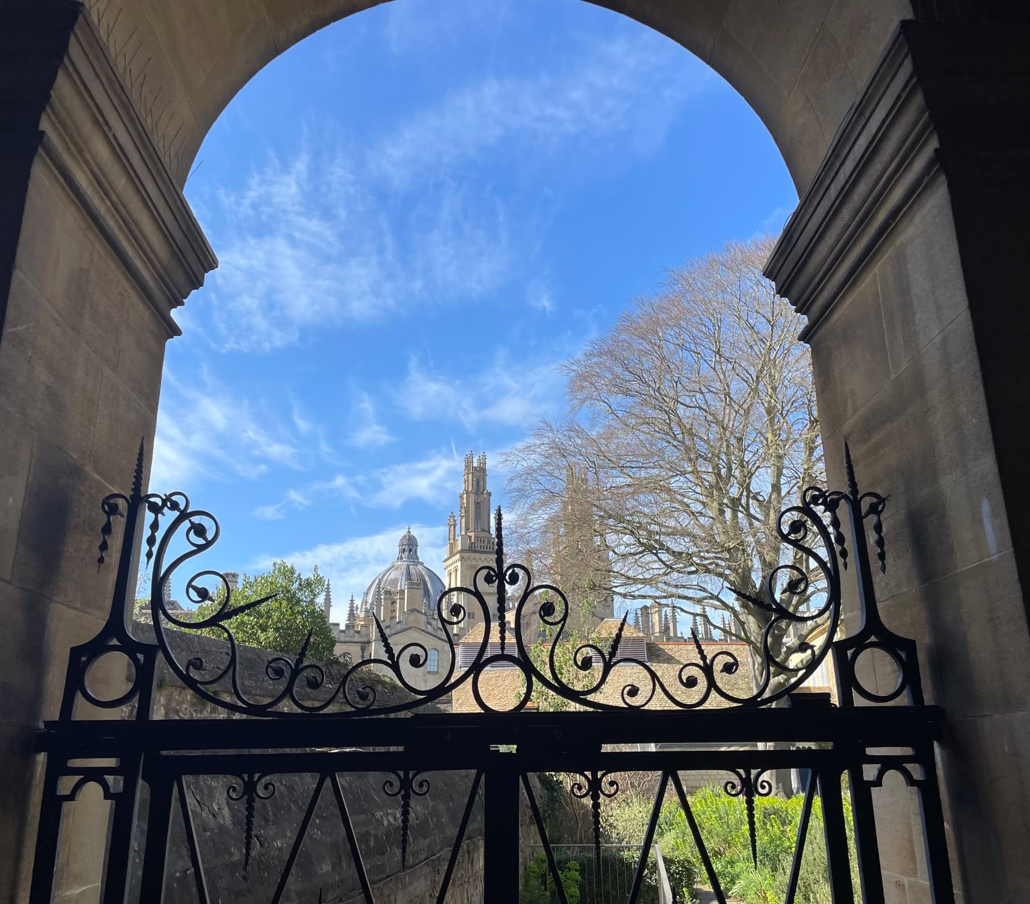 Oxford offers views of beautiful architecture, framed by... beautiful architecture. This is from inside Queens College.
#offbeatcotswolds #bluebadgeguide #bluebadgeguides
#britainsbestguides #oxford #queenscollegeoxford
#explore_britain_ #traveling_uk
#photosofengland #instabritain #europetravel