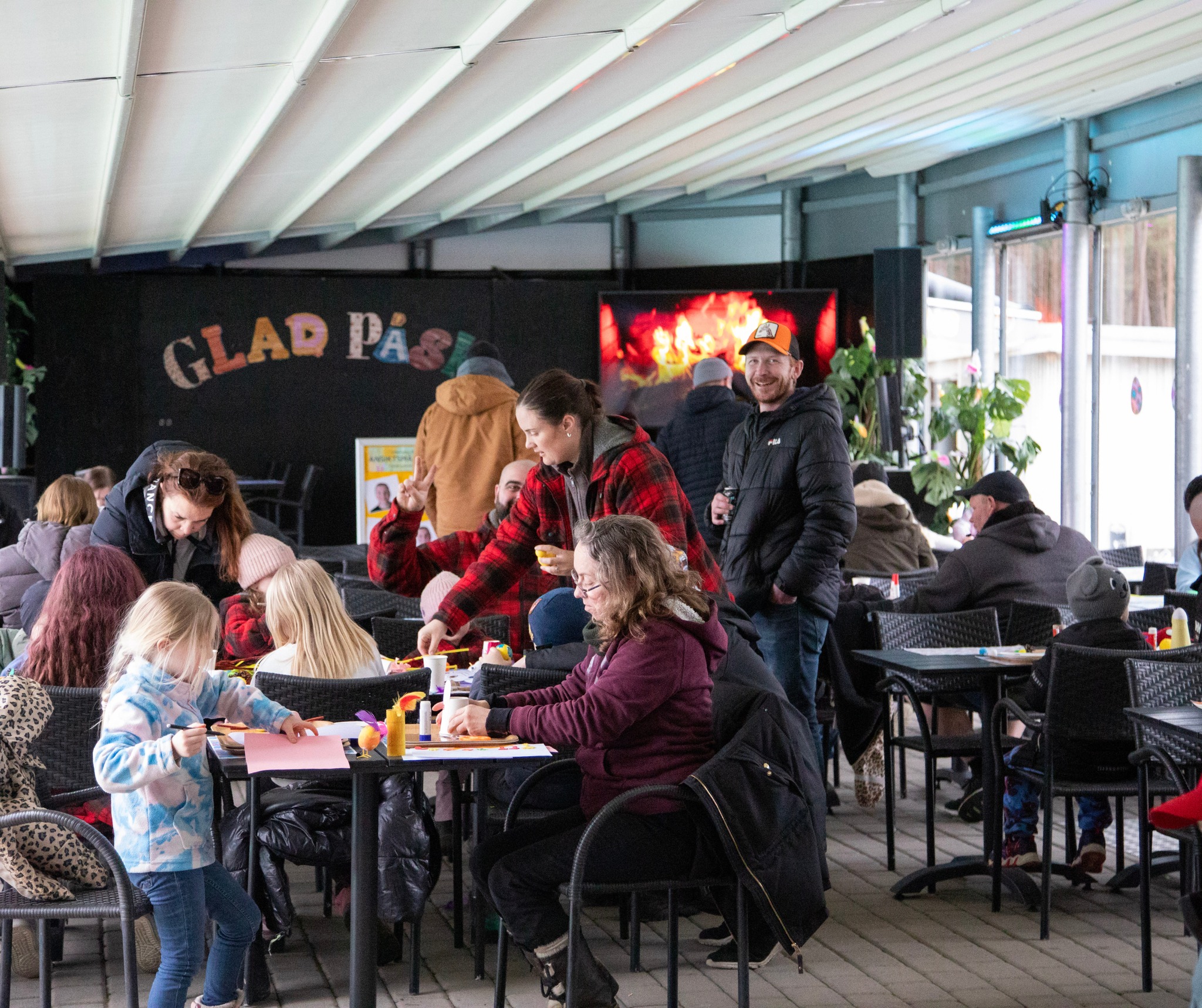 🐣 Ett STORT TACK till alla er som deltog på dagens påskpyssel och ansiktsmålning 🤩💛
Det är så roligt att se er skapa och ha en trevlig stund tillsammans 🙏
Förresten! Ni har väl inte missat att Restaurang Strandkanten slagit upp portarna och håller öppet till 21.00 fre-sön? 🍕👏
Ha en fortsatt fin kväll här hos oss 💙
Imorgon är det dags för nya roligheter! 🙌
#camping #påsk #påske #bohuslän