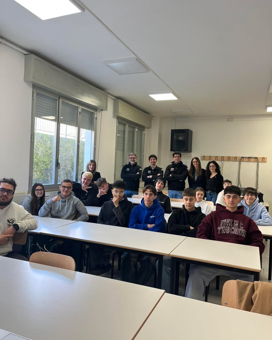 Continua la presentazione delle aziende del territorio all’ITT MARCONI DI SARSINA
-Gruppo CNH - che ha acquisito il marchio Eurocomach si presenta e racconta la propria storia ed evoluzione in Sampierana.
Uno staff giovane di tecnici, alcuni dei quali trasferiti dalla Sicilia una decina di anni fa, proprio per la ricerca di personale qualificato, li ha portati ad assumere, gradualmente , ruoli importanti in ambito tecnico.
Una carrellata di prodotti e uno scambio di battute con i ragazzi e le ragazze presenti hanno vivacizzato questo incontro con l’invito a non sprecare il momento e il tempo scolastico, per arrivare formati e pronti a ricoprire ruoli tecnici e non solo : la valle del Savio offre ancora opportunità !
#ValleDelSavio #ValleSavio #FuturoInsieme #formazionediqualità #Formazione #PCTO #SosteniamoLaScuola #sosteniamolascuola