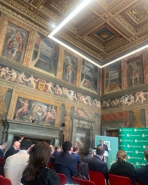 Negli ultimi giorni abbiamo partecipato a diversi momenti di confronto e condivisione, portando il nostro contributo tra innovazione digitale, filiera agroalimentare e sostenibilità.
Al Seminario Roma Tre abbiamo approfondito il valore della blockchain, esplorandone applicazioni concrete e presentando l’esperienza di pOsti nelle guide enogastronomiche di Pecora Nera Editore: un esempio di come questa tecnologia possa rafforzare trasparenza e affidabilità anche nel settore food.
A Roma, agli Stati Generali della Salicoltura Marina organizzati da Confagricoltura, abbiamo preso parte a un importante confronto tra imprese e istituzioni sul ruolo delle saline tra sostenibilità, economia e territorio.
Infine, nell’ambito della Domenica Ecologica di Roma Capitale, abbiamo partecipato alla Maratona SWITCH 2026 presso il Semenzaio di San Sisto, con attività dedicate al pubblico tra show cooking antispreco, raccolta dati e presentazione di strumenti come MyFreshFood e SmartCounter.
Tre contesti diversi, un filo comune: usare innovazione e conoscenza per generare impatto reale nei sistemi alimentari e nelle comunità.
@confagricoltura
@pecoraneraed
@switch.diet