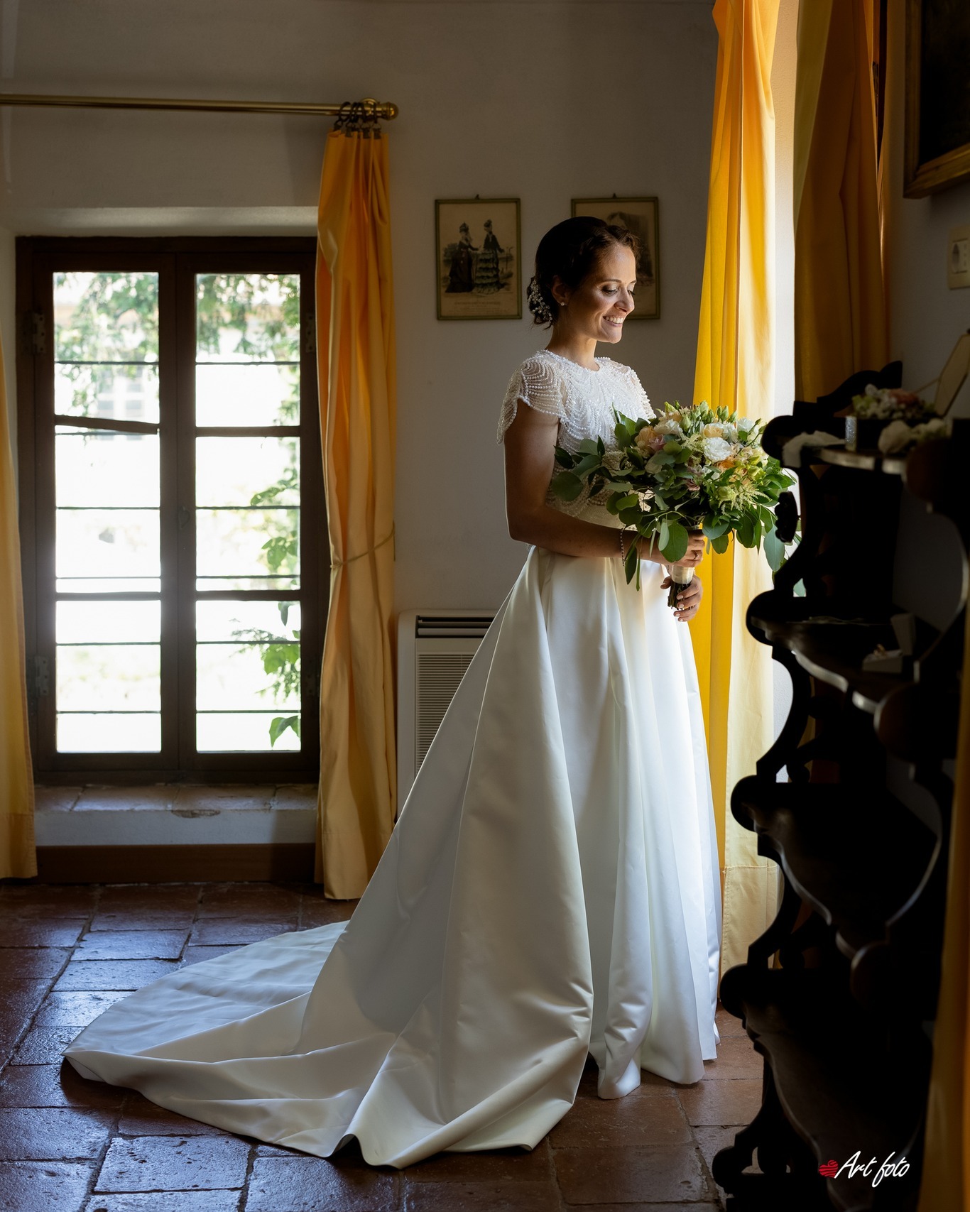 Lucrezia a fine preparativi, il bouquet in mano e la luce che entra dalla finestra: prepararsi in location significa vivere quei momenti con calma, privacy e tutta l’emozione concentrata nella stanza accanto al vostro “sì” 🤍
Vuoi saperne di più? Scrivici in DM.
Lucrezia & Alberto
Ph: @artfoto_torino
Catering: @thecateringhouse.events
.
.
.
#TenutaBerroni #Matrimonio #Wedding #MatrimoniPiemonte #LocationMatrimonio #VillaPerMatrimoni #VillaEventi #Sposa #Sposi2026 #WeddingPlanner #WeddingInspiration #Ricevimento #RitoCivile #ParcoStorico #Piscina #Tensostruttura #AllestimentiMatrimonio #WeddingPhotography #Nozze #EventiAziendali #MatrimonioItaly #DestinationWeddingItaly