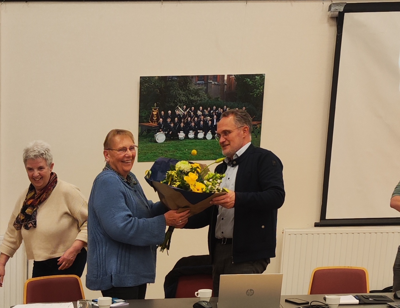 Afgelopen maandag hebben we tijdens onze algemene ledenvergadering afscheid genomen van bestuurslid Hennie Aasman.
Maar liefst 10 jaar heeft Hennie zich ingezet voor onze vereniging en onze leerlingen in het bijzonder. Hennie, nogmaals ontzettend bedankt voor alles wat je betekend hebt! En ontzettend fijn dat je als Vriend van St. Jan betrokken blijft bij onze vereniging!
Als nieuw bestuurslid is Femke Smeets verkozen, waarmee het bestuur weer direct op volle sterkte is. Femke, van harte welkom en heel veel succes gewenst!