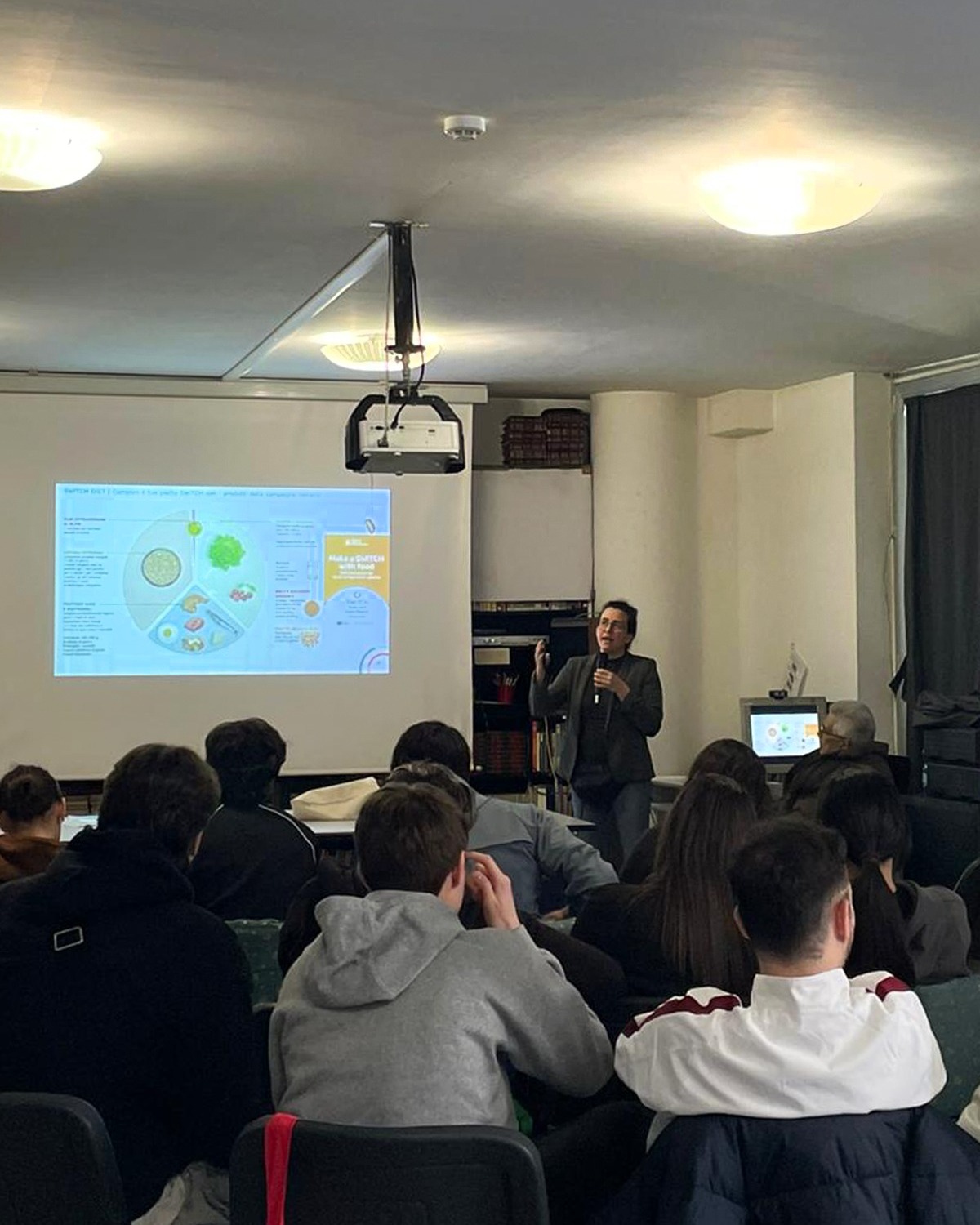 Si è conclusa l’attività ospitata da Televita, presso la Parrocchia di San Frumenzio a Roma, nell’ambito del progetto europeo SWITCH.
Durante l’incontro abbiamo presentato MyFreshFood in un contesto educativo e intergenerazionale, coinvolgendo giovani e anziani in un momento di confronto su qualità del cibo, sostenibilità e innovazione.
Focus della giornata: il pesce locale e alcune specie meno conosciute, ma interessanti dal punto di vista ambientale.
Attraverso la dimostrazione di MyFreshFood abbiamo mostrato come la tecnologia possa diventare uno strumento concreto per stimolare consapevolezza e dialogo, avvicinando le persone a scelte alimentari più informate.
L’attività, inserita in un percorso PCTO, si è integrata con i laboratori già avviati da Televita su alimentazione e sostenibilità, rendendo l’esperienza ancora più concreta e partecipata.
Un esempio di come innovazione digitale e progettualità europee possano generare impatto reale nelle comunità.
Grazie a Televita e a tutti i partecipanti.
@switch.diet