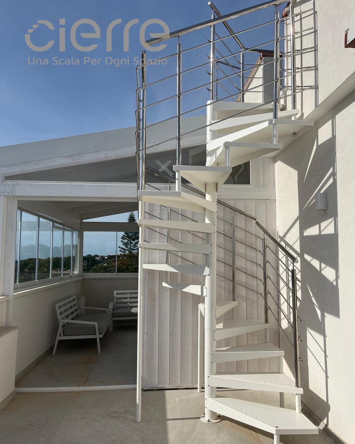 Spesso negli spazi esterni la sfida è unire la massima funzionalità all'estetica. In questo progetto, la nostra scala a chiocciola si integra perfettamente con l’architettura pulita del terrazzo, garantendo un accesso sicuro e durevole al solarium.
La finitura bianca dona leggerezza visiva, mentre la ringhiera in acciaio inox assicura resistenza agli agenti atmosferici senza rinunciare allo stile.
Ti piace questo oppure hai altre idee da sottoporci? Scrivici per un preventivo personalizzato!
#CierreScale #ScaleDaEsterno #ScaleAChiocciola #ArredoTerrazzo #RooftopDesign #MadeInItaly #ArchitetturaEsterna #ScaleInAcciaio #ScaleBianche #interiordesignpuglia