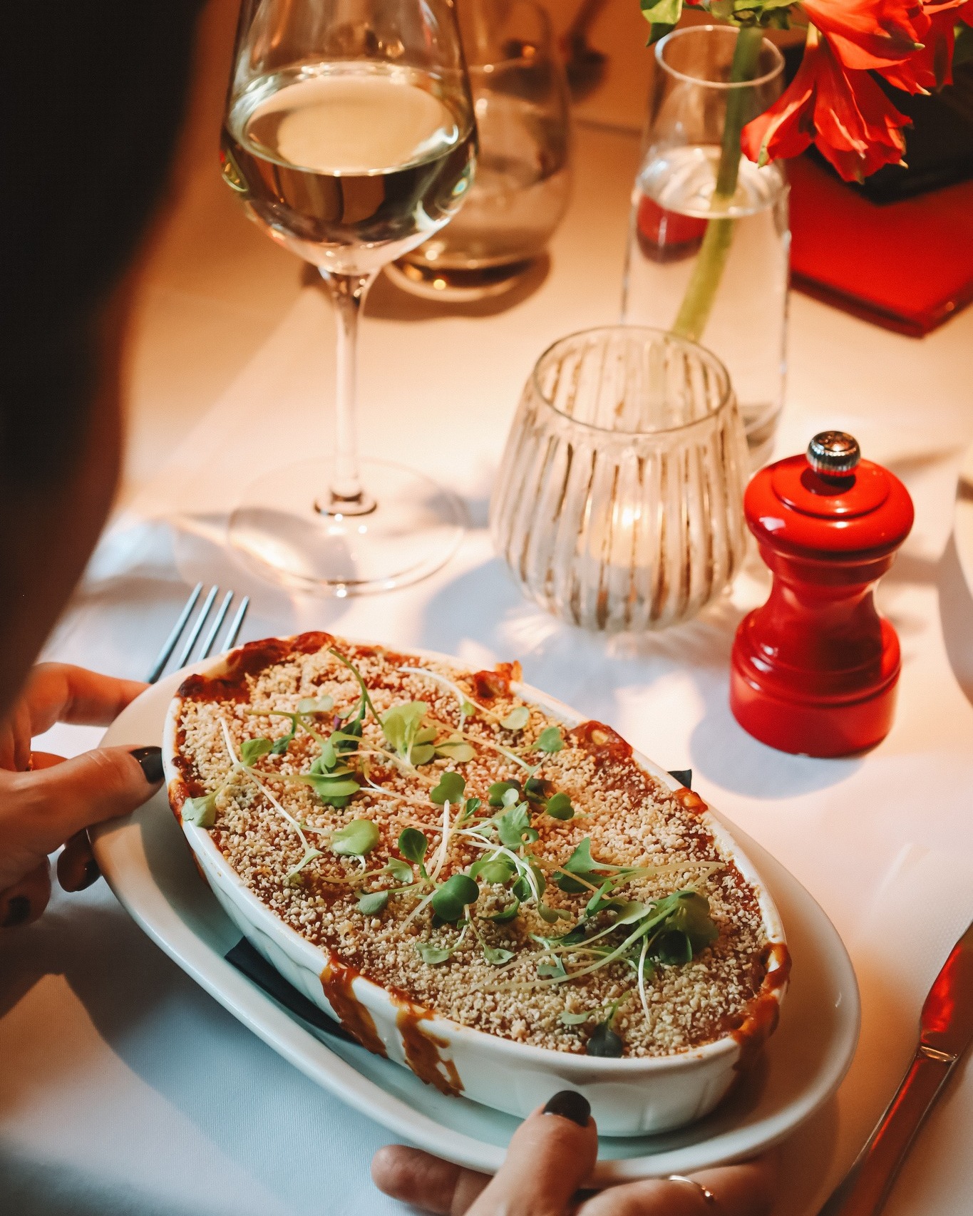 Francia klasszikus, újragondolva. 🇫🇷✨
Vegán Parmentier, azaz selymes sütőtök és édesburgonya rétegelve, alatta fűszeres lencseraguval – egyszerre melengető, tápláló és meglepően könnyed.
Egy tányér, ami bizonyítja, hogy a komfort étel lehet elegáns is. Remek választás a hűvösebb tavaszi napokra! 🧡
#mood #szépilona #szépilonabisztró #budapest #parmentier #vegan