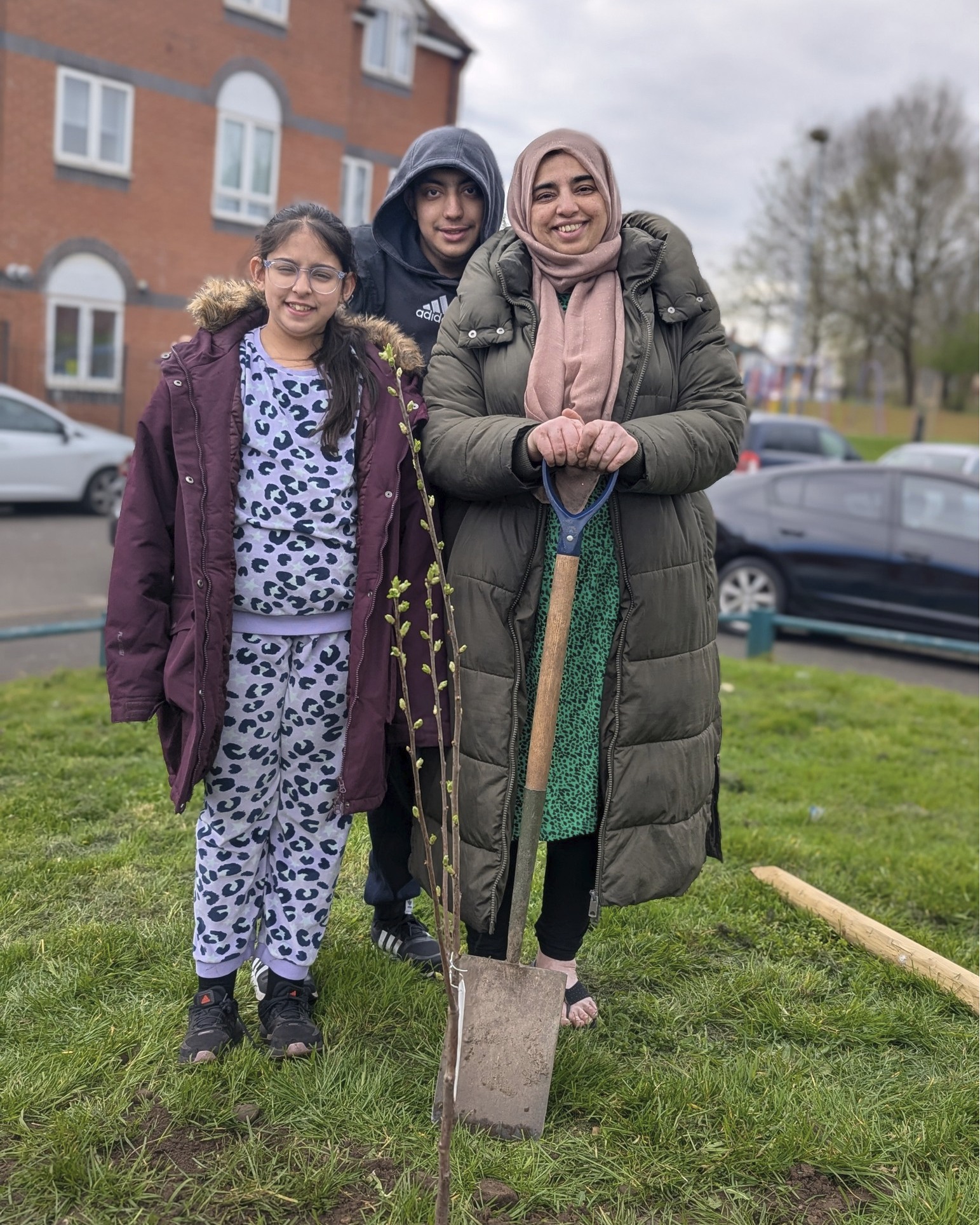 Creating a new orchard for #BalsallHeath on Tuesday: #ShakespeareStreetParkOrchard in #Sparkhill! What an incredible feeling, being able to plant trees and edible perennials for communities to enjoy. Thank you to everyone who came long and took part, it was a lovely session.
@bosfonline
@narthexcharity
@friendsofsparkhillpark