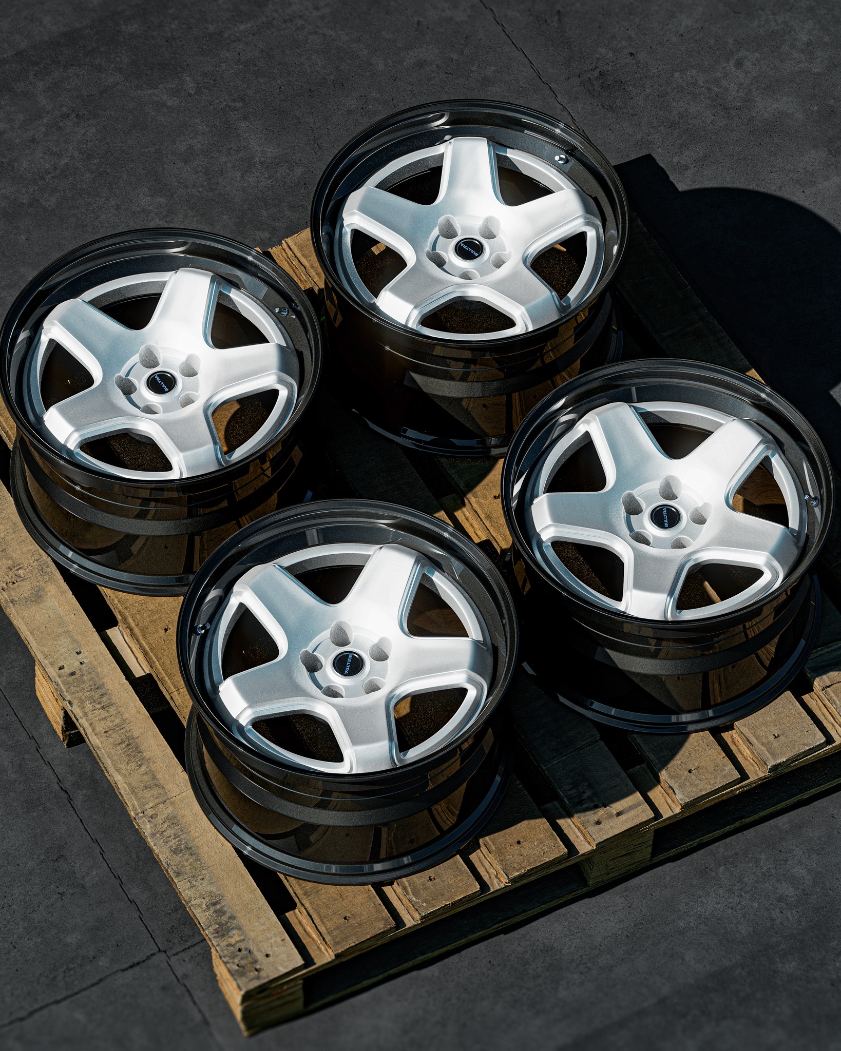Presenting our Bulltra Wheels PM3 finished in our gloss smoke white. Presented partenered with a black painted barrel and lip! 🔥
#bulltra #wheels #bulltrawheels #forged #3piecewheels #3pc #welsh #modified #photography #automotive
