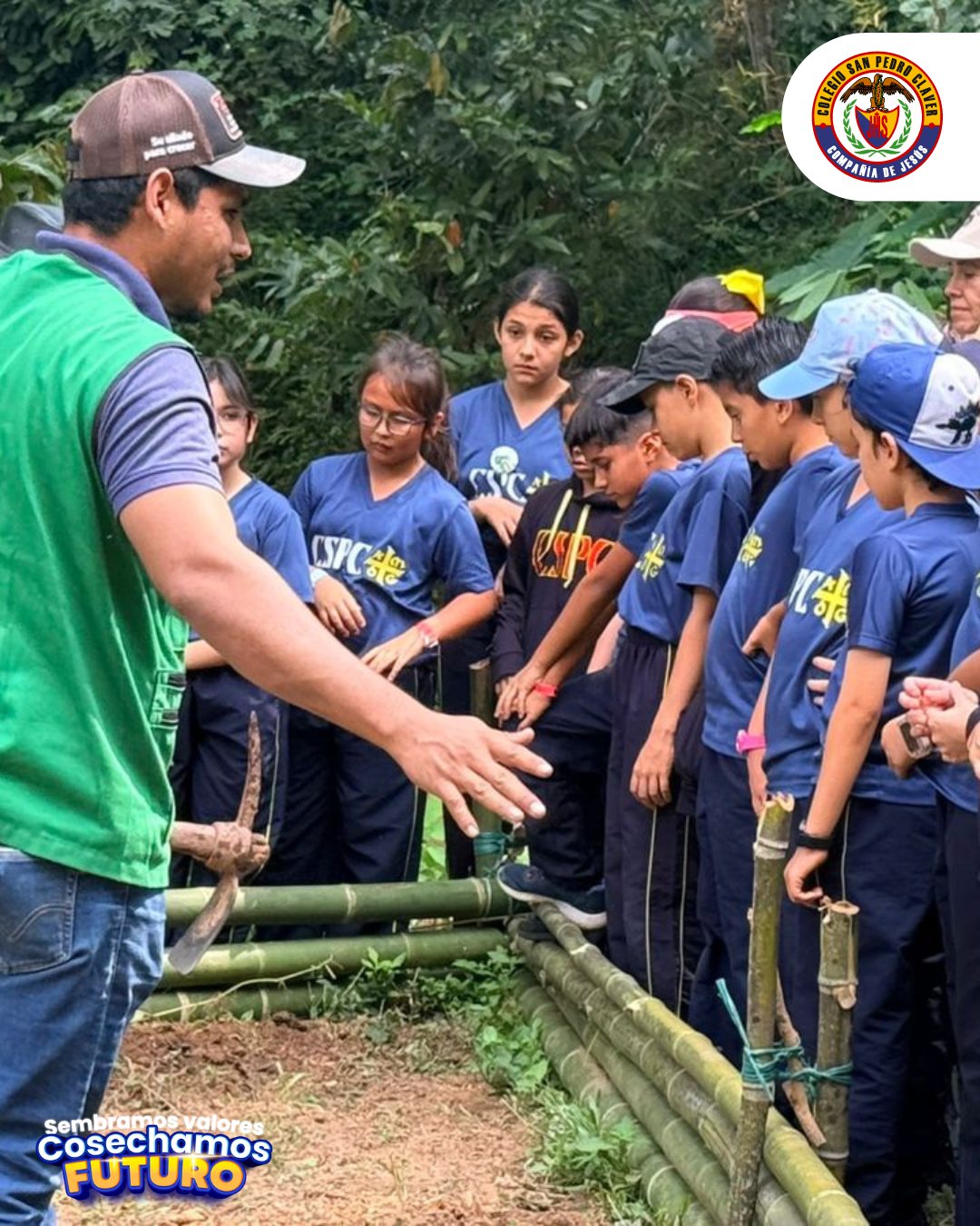 Sembrar conocimiento, cultivar conciencia 🌱
En el marco del Proyecto Ambiental Escolar (PRAE), nuestros estudiantes vivieron una enriquecedora experiencia pedagógica en la Granja Villa Cristina, en Piedecuesta, un escenario que inspira el aprendizaje significativo y el compromiso con el entorno.
A través del reconocimiento directo de prácticas agrícolas sostenibles, la comprensión del valor del suelo como recurso vital y la conexión con la biodiversidad, fortalecimos una visión integral sobre la seguridad alimentaria y el desarrollo responsable. Esta jornada formativa, guiada por educadores ambientales, permitió a los claverianos explorar, experimentar y aprender desde la práctica, consolidando saberes en torno a la siembra, el sustrato y la riqueza vegetal.
Esta fue una oportunidad para reafirmar nuestro compromiso institucional con la educación ambiental, la conservación y el respeto por nuestra casa común. Hoy, continuamos cultivando no solo alimentos, sino también valores, responsabilidad y conciencia ecológica. 🌍