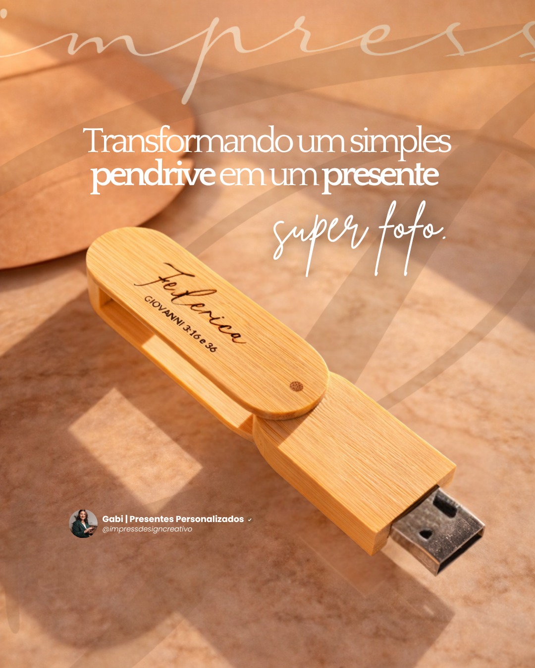Tem presente que a pessoa usa uma vez e esquece. Esse ela carrega na bolsa toda semana.
Pendrive de madeira com nome gravado, embalagem kraft com laçinho. Pequeno, útil e com o nome de quem vai receber. Difícil ignorar um presentinho assim.
Me chama e a gente faz um pra você. 🤍