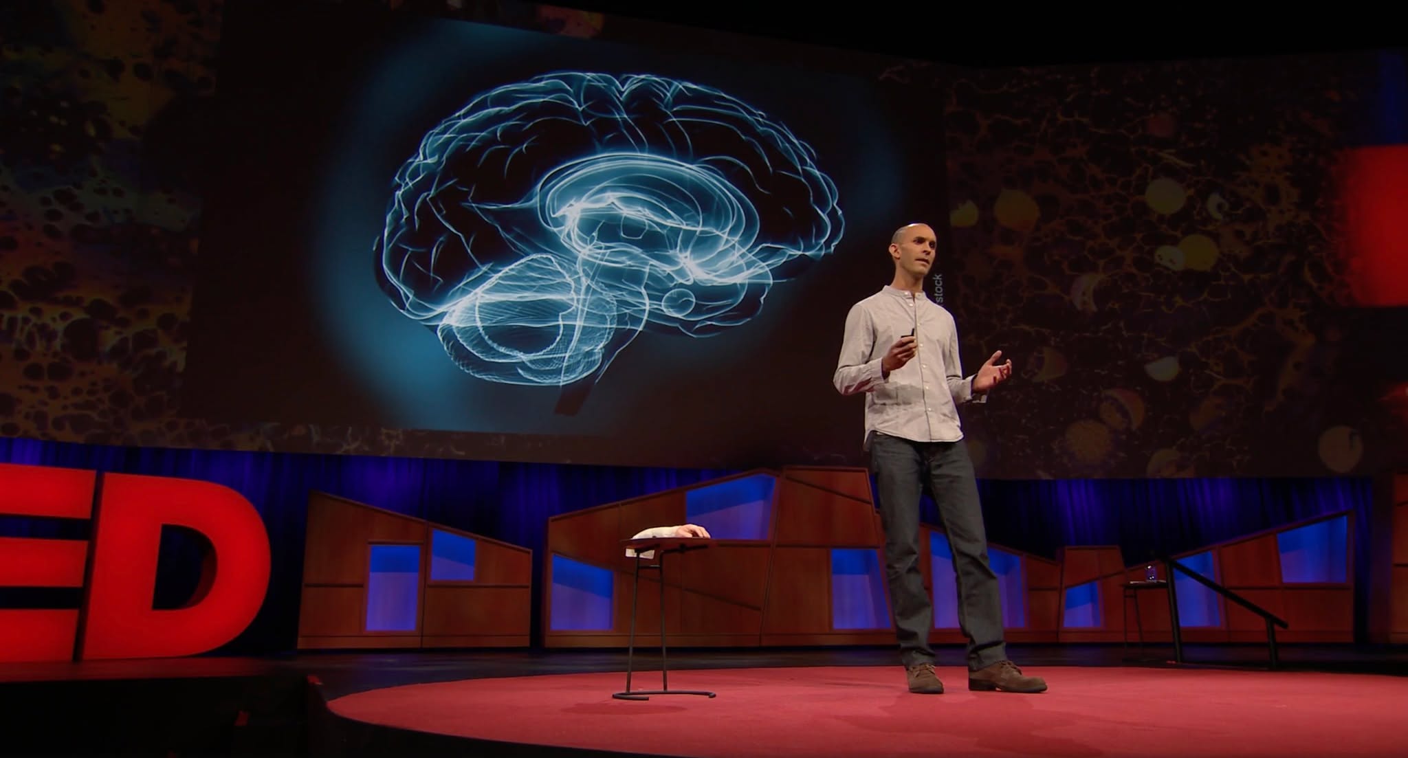 Dans cette conférence fascinante, le Dr. Anil Seth nous emmène à la découverte d'un aspect captivant de notre existence : la façon dont notre cerveau façonne notre perception de la réalité.
Intitulée "Your Brain Hallucinates Your Conscious Reality," son intervention révèle comment nos expériences, y compris nos hallucinations, peuvent enrichir notre compréhension de la conscience.
Cette vidéo propose des idées stimulantes sur le fonctionnement de notre esprit et ce que cela signifie pour notre santé mentale et notre bien-être.
C'est une belle occasion de réfléchir à l’interaction entre science et expérience personnelle. Plongez-vous dans cette conférence et laissez-vous inspirer par de nouvelles perspectives sur la psychologie et la neuroscience.
https://www.ted.com/talks/anil_seth_your_brain_hallucinates_your_conscious_reality?utm_campaign=tedspread&utm_medium=referral&utm_source=tedcomshare