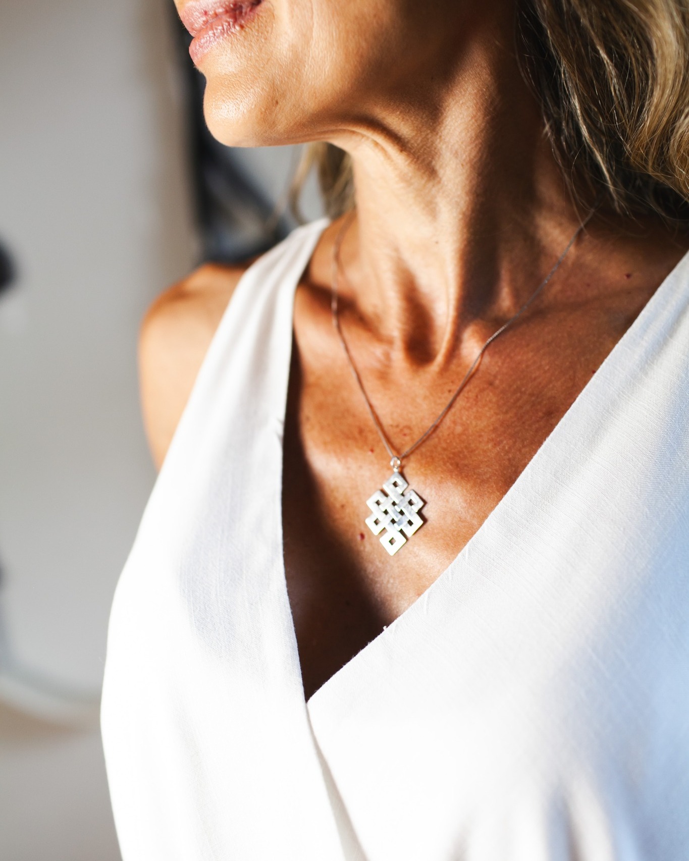 O Nó Tibetano representa continuidade, conexão e equilíbrio.
Não tem começo. Não tem fim.
Em prata com banho de ródio branco, é aquela peça que carrega significado.
Para usar todos os dias. Porque algumas conexões são para sempre.
#joiascomsignificado #notibetano #prata925 #banhoderodio #joiasatemporais #eleganciaessencial