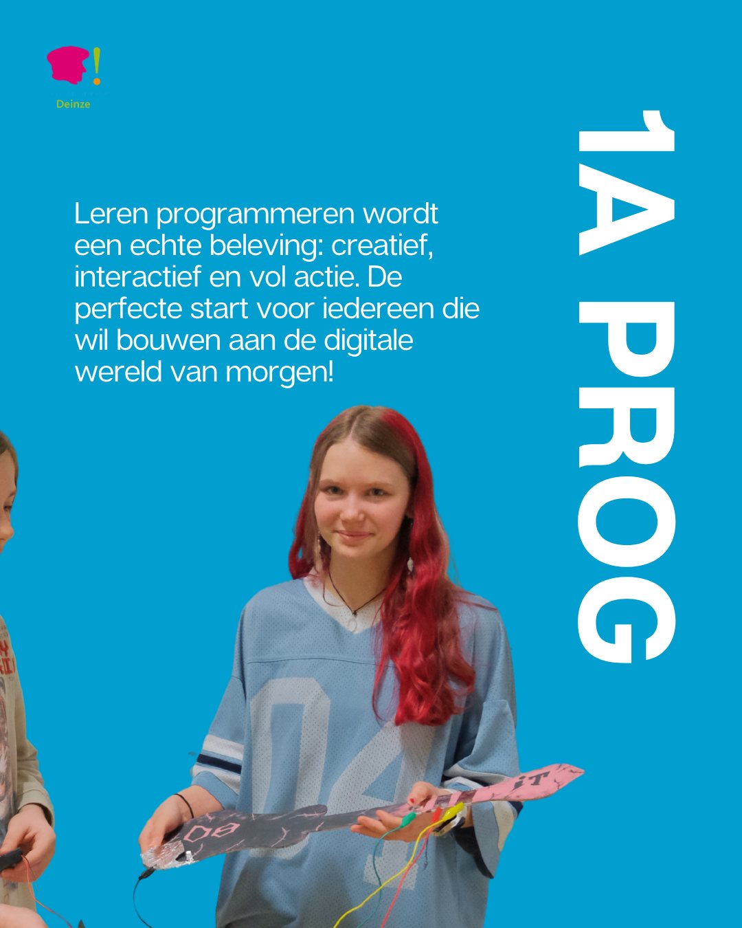 𝗥𝗶𝗰𝗵𝘁𝗶𝗻𝗴 𝗶𝗻 𝗱𝗲 𝗸𝗶𝗷𝗸𝗲𝗿: 𝟭𝗔 𝗣𝗿𝗼𝗴𝗿𝗮𝗺𝗺𝗲𝗿𝗲𝗻
Droom jij ervan om je eigen apps of games te maken? Dan is deze richting echt iets voor jou! In 1A Programmeren leg je een sterke basis in coderen. Je start met Scratch, een speelse en visuele programmeertaal waarmee je al snel je eigen creaties tot leven brengt.
Denk bijvoorbeeld aan het bouwen van een doolhof waarin jij een personage bestuurt en zelf geluiden laat afspelen! 🔊
👀 𝗪𝗲 𝗹𝗮𝘁𝗲𝗻 𝗷𝗲 𝗴𝗿𝗮𝗮𝗴 𝗸𝗲𝗻𝗻𝗶𝘀𝗺𝗮𝗸𝗲𝗻 𝗺𝗲𝘁 𝗲𝗲𝗻 𝗵𝘂𝗶𝗱𝗶𝗴 𝗽𝗿𝗼𝗷𝗲𝗰𝘁 𝘃𝗮𝗻 𝗼𝗻𝘇𝗲 𝗹𝗲𝗲𝗿𝗹𝗶𝗻𝗴𝗲𝗻:
🎸 Word een Tech-Rockster!
Ben jij klaar om muziek en technologie op een unieke manier te combineren? Ontdek hoe je van simpel karton en een beetje aluminiumfolie je eigen interactieve gitaren kunt bouwen!
Wat ga je doen?
- Creatief ontwerpen: geef je gitaar een eigen stijl, zoals deze stoere zwart-roze "IT-80" modellen.
- Leren coderen: gebruik de kracht van de Micro:bit om je instrument echt geluid te laten maken.
- Techniek in actie: leer hoe je met krokodillenklemmen en geleidende materialen je eigen sensoren maakt.
🚀 Laat zien dat IT ook kan rocken!
#programmeren
