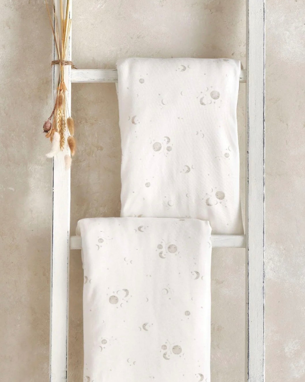 Soft textures, subtle patterns, and a touch of calm 🤍✨
Less noise, more serenity.
Explore our full range of beautifully crafted bedding for your dreamiest sleep yet 💤