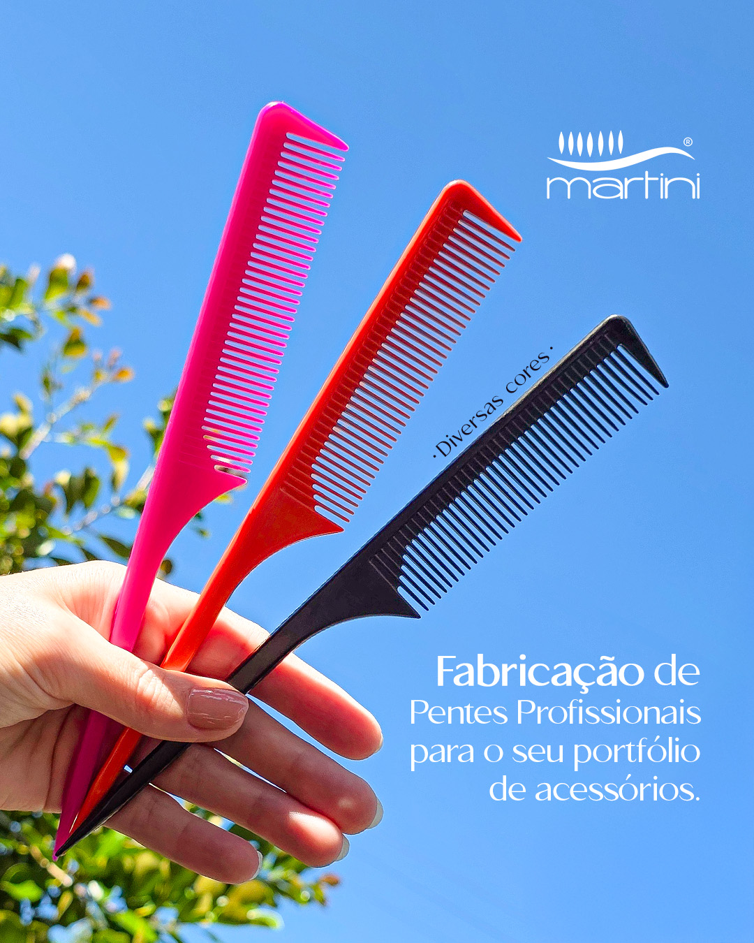 No dia a dia técnico, o pente é a extensão da mão do profissional. Por isso, não abrimos mão de um acabamento impecável e de um material que suporte o uso contínuo sem perder a precisão. Para quem distribui, ter a segurança de entregar uma ferramenta que não falha é o que constrói uma parceria de longo prazo.
Produzir esses pentes com a sua marca é uma das formas mais eficientes de estar presente na rotina do seu cliente. É um item essencial que, quando leva o seu logo e a sua cor, reforça a autoridade da sua linha em cada detalhe do atendimento.
Precisa de um pente que acompanhe o padrão da sua marca? Chame nossa equipe no Direct ou pelo link da bio e vamos conversar sobre o seu pedido.