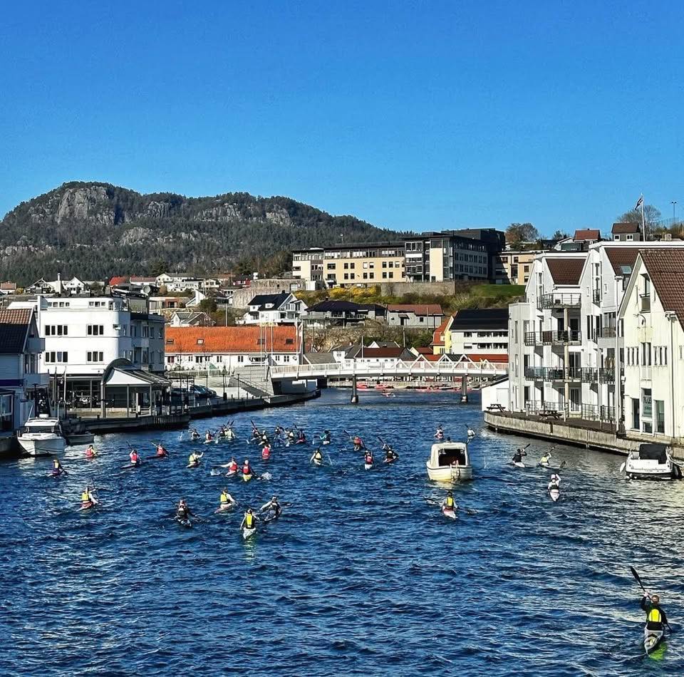 Siden tidlig 80-tall har Flekkefjord kajakklubb arrangert Påskesamling👏🏻
Nå braker det løs igjen🛶🌊
I løpet av dagen inntar padlere byen og skal frem til onsdag være med på en intensivt treningsplan med flere økter om dagen, vårt klassiske Grisen-løp og ikke minst masse sosialt og hygge🤩
Vi gleder oss masse 🤩👏🏻