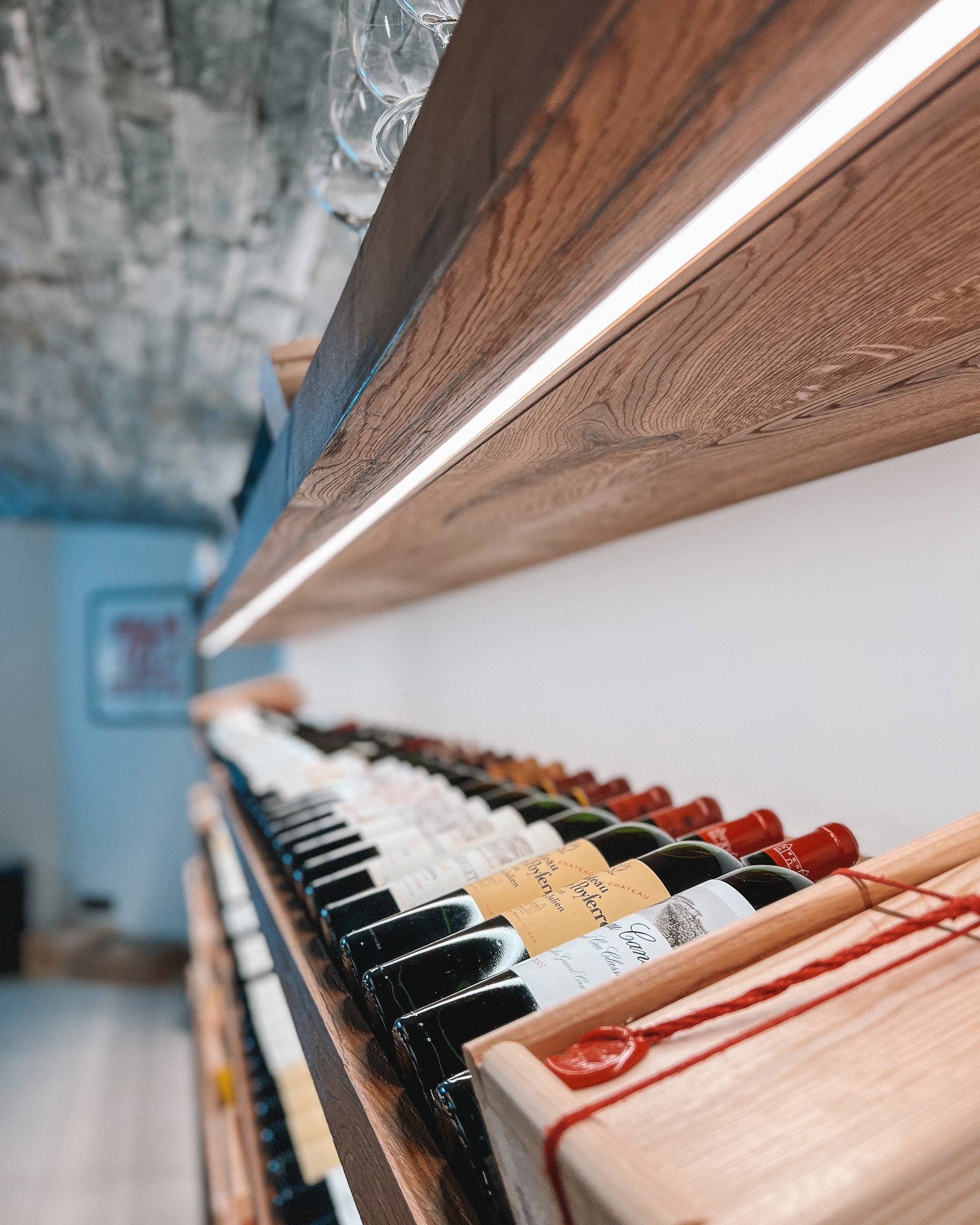 Wine cellar content at the Arula Chalets in Lech 🍇
#hotelmarketing #instagrammanagement #contentagency #instagramexpert #contentmarketingexpert