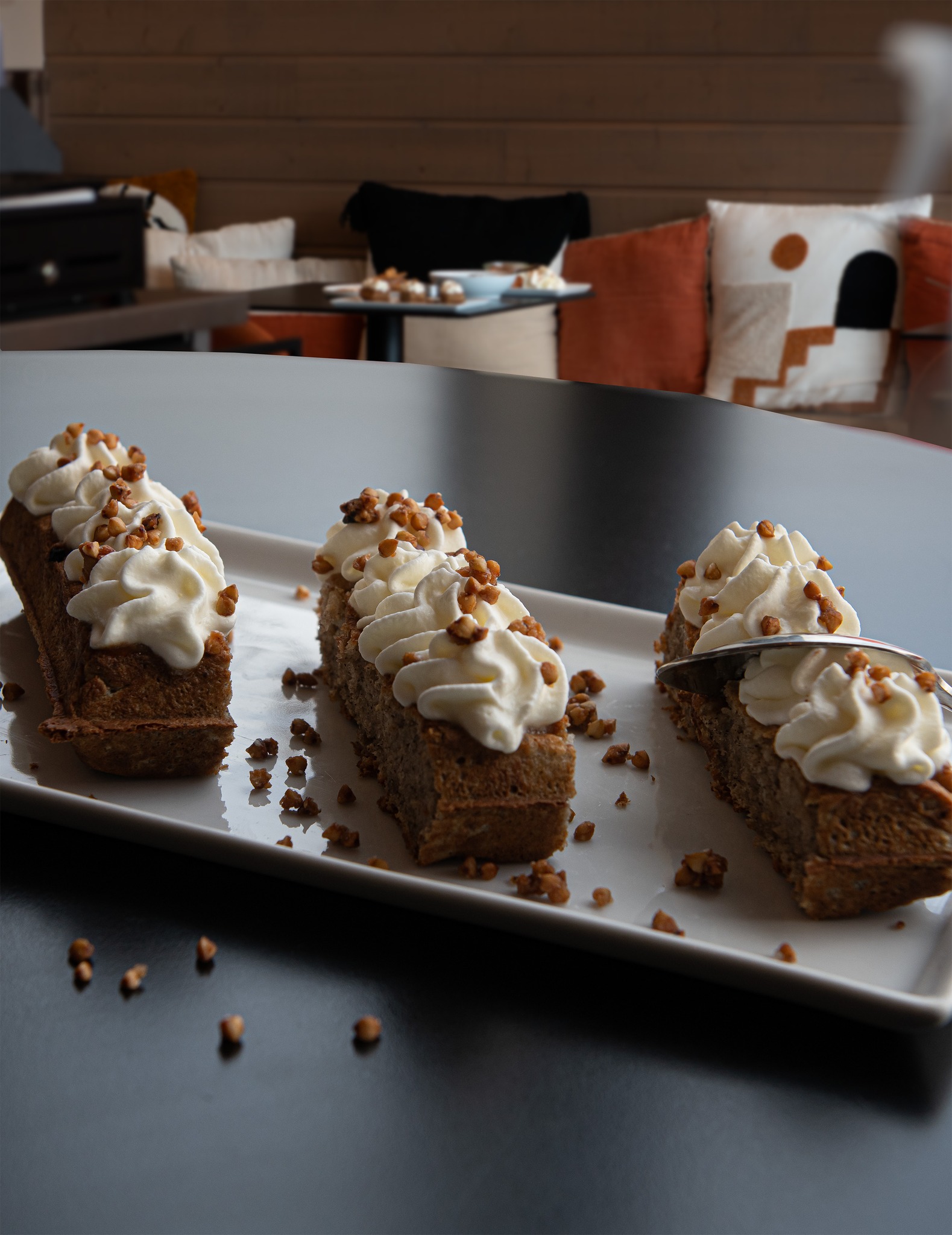✨ Fingers kraz de gaufre sarrasin 💙
Ils ne sont plus à la carte… mais on ne pouvait pas ne pas leur laisser une petite place ici.
Les fingers kraz, c’était :
du croustillant, du fondant,
une compotée de fruits, une chantilly légère,
des fruits frais et ce petit popcorn de sarrasin qu’on aimait tant ✨
Un dessert qui a marqué Entre Nous,
et qui a fait fondre pas mal de cœurs au fil des saisons.
Une page se tourne doucement…
pour laisser place à de nouvelles gourmandises 💙
Mais ceux qui y ont goûté s’en souviennent encore 😉
-
Entre Nous
35 rue de la marine
29730 Le Guilvinec
+33 (0)2 98 92 73 56
Ouvert du jeudi au mardi 🌈
#entrenous #guilvinec #entrenousguilvinec #restaurantguilvilnec #dejeuner #diner #goûter #boireunverre #paysbigoudensud #bigoudenjoy
Crédit photo : @lepontdesimages_studiophoto @lepontdesimages_studiophoto