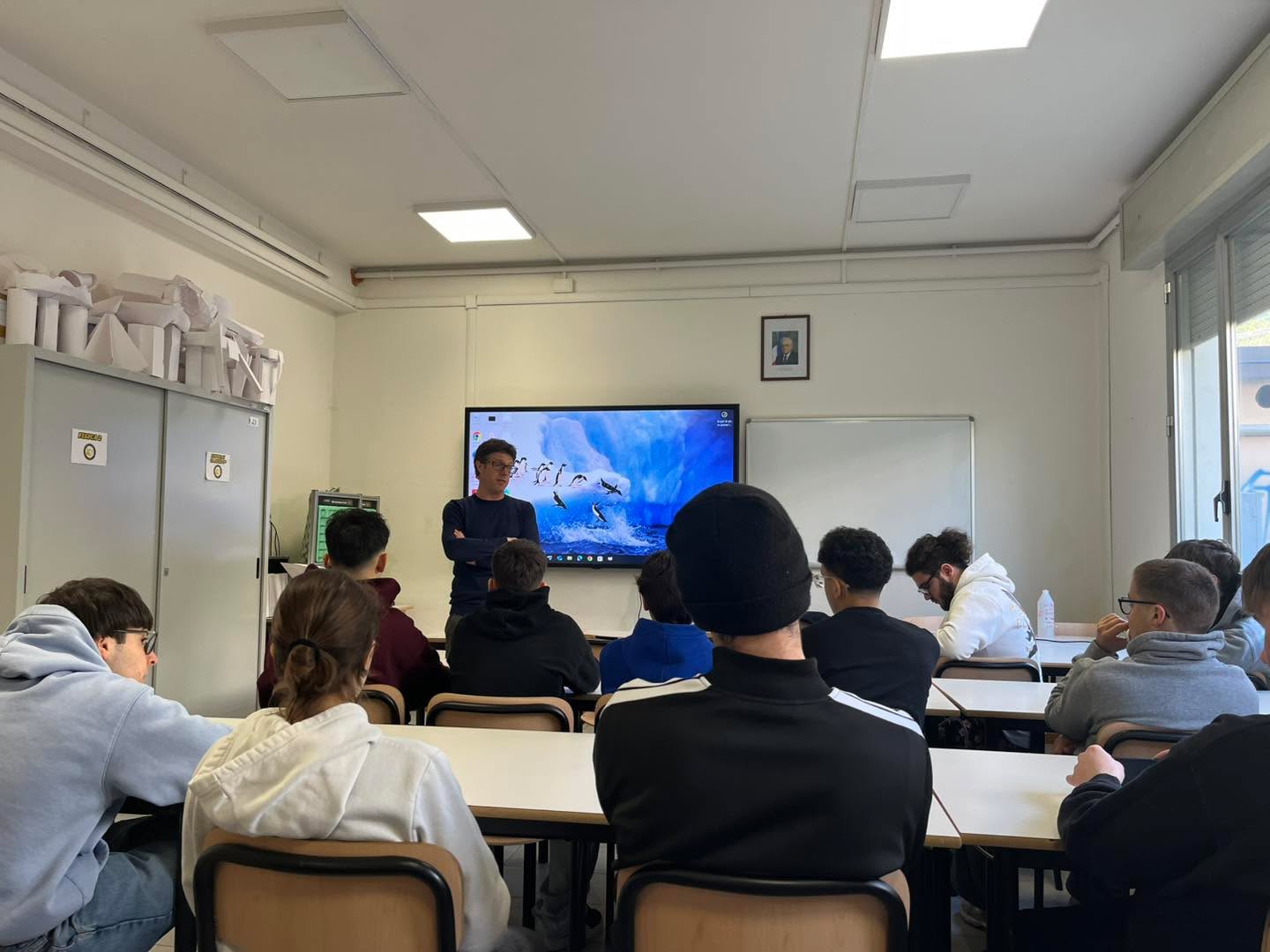 Le aziende incontrano i ragazzi del Marconi di Sarsina
Plastisavio S.p.A. Mercato Saraceno
L’ing.Paci incontra la classe 3^ e presenta l’azienda che lavora nel comparto delle materie plastiche .
La sua competenza e semplicità nel presentare ai ragazzi il prodotto, i processi di lavorazione e le finalità di destinazione delle pellicole campione che consegna ai ragazzi, li coinvolge attivamente .
Anche il tema del riciclo e riutilizzo che fa bene all’ambiente e crea valore economico, é assolutamente chiaro e comprensibile. La Plastisavio lo fa da oltre 30 anni.
Anche in Plastisavio la richiesta di persone qualificate è attiva: per la produzione, la qualità e altri comparti . L’invito è di andare in azienda a vedere i processi così come sono stati raccontati in classe
#FuturoInsieme #formazionediqualità #PCTO #ValleDelSavio #ValleSavio #AssociazioneImprenditoriValleSavio #ittmarconimeccatronica