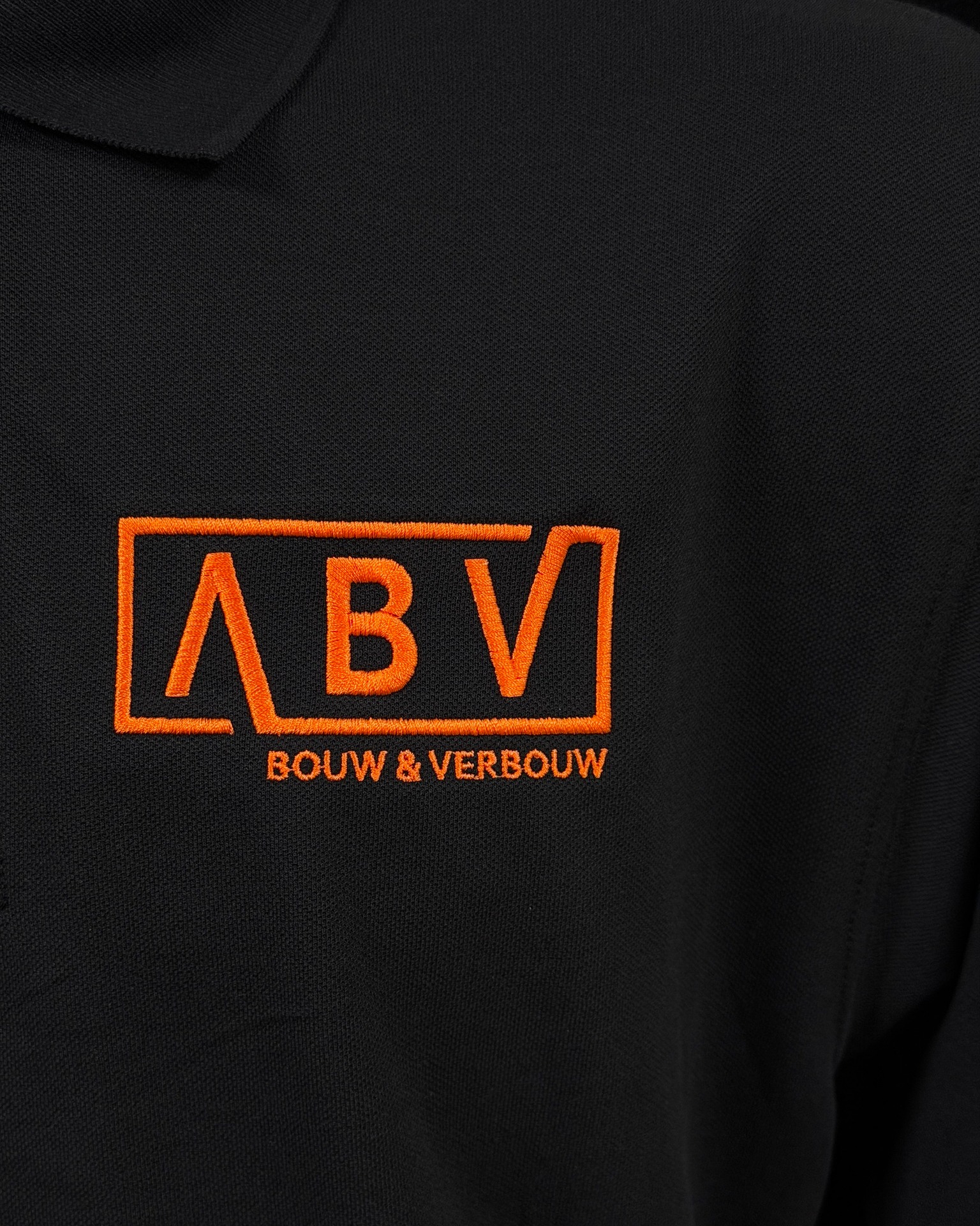 Voor ABV Bouw en Verbouw mochten we zwarte kleding met oranje details borduren 🧵🖤🧡
Een sterke combinatie die direct opvalt en tegelijk netjes en professioneel oogt. Precies wat je wilt op de werkvloer én daarbuiten.
Borduring geeft de kleding een mooie, duurzame uitstraling en blijft ook bij veel dragen en wassen gewoon strak.
Ook jouw werkkleding laten borduren met logo of bedrijfsnaam?
Neem gerust contact met ons op, we denken graag met je mee.
#inbeeldreclame #borduren #werkkleding #bedrijfskleding #bouw #logometimpact #borduring #tholen #sintannaland