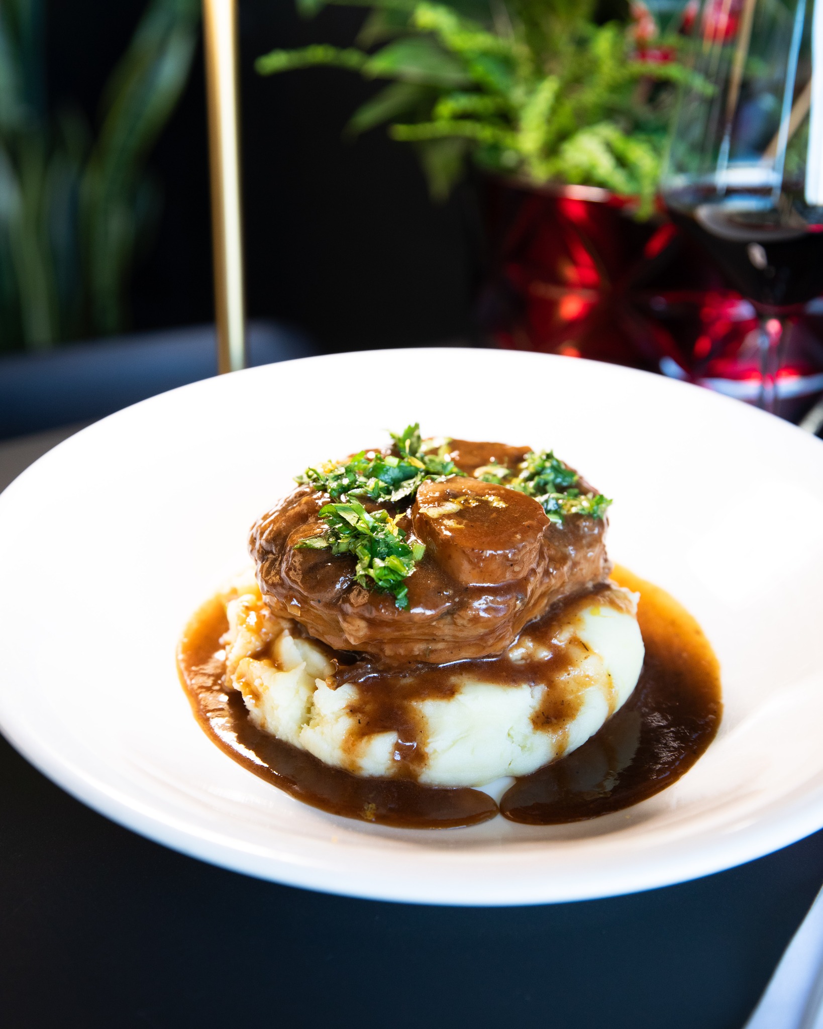 Nos plats de viande maison sont de véritables incontournables de notre menu. Préparés avec des cuissons lentes, des sauces riches et savoureuses, et beaucoup d’amour de la part de nos chefs, ils offrent un réconfort incomparable. Venez les savourer et vous réchauffer le cœur en cette saison hivernale qui n’en finit plus !
