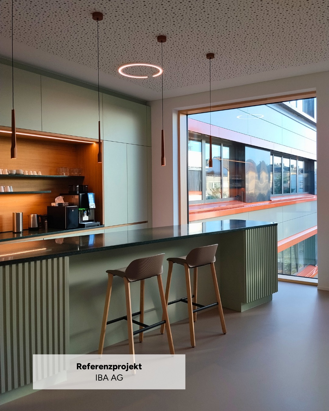 Für die IBA AG in Fürth durften wir die Innenausstattung eines Neubaus auf rund 5000 m² begleiten.
Über drei Geschosse hinweg entstanden moderne Arbeitsbereiche mit durchdachten Lounge Zonen, Akustiklösungen, Sonnenschutz und individuellen Schreiner-Einbauten. Besonders die Kombination aus Serienmöbeln und maßgefertigten Lösungen sorgt für ein stimmiges Gesamtbild.
Auch funktionale Bereiche wie Umkleiden und Duschen wurden individuell geplant und umgesetzt – abgestimmt auf die Anforderungen des Arbeitsalltags.
Wir wünschen alles Gute für den neuen Standort!
#WorldOfOffice #IBAAG #Innenausbau #Arbeitswelten #OfficeDesign #Referenzprojekt #Projektliebe #Raumkonzepte #Büroeinrichtung