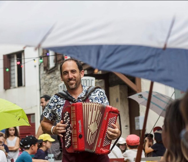 Sébastien Desgrans continue d’apporter un peu de douceur dans les services de pédiatrie des centres hospitaliers de Dax et de Bayonne 🎩
En ce mois d’avril, il sera présent les 6, 14, 20 et 28 avril pour partager, comme à son habitude, des instants de magie, de musique et de sourire avec les enfants.
Des petits moments hors du quotidien, qui font du bien… 🙌
Cette prestation est soutenue par la Communauté d’Agglomération Pays Basque.
#magie #spectacle #centrehospitalier #bayonne #dax
