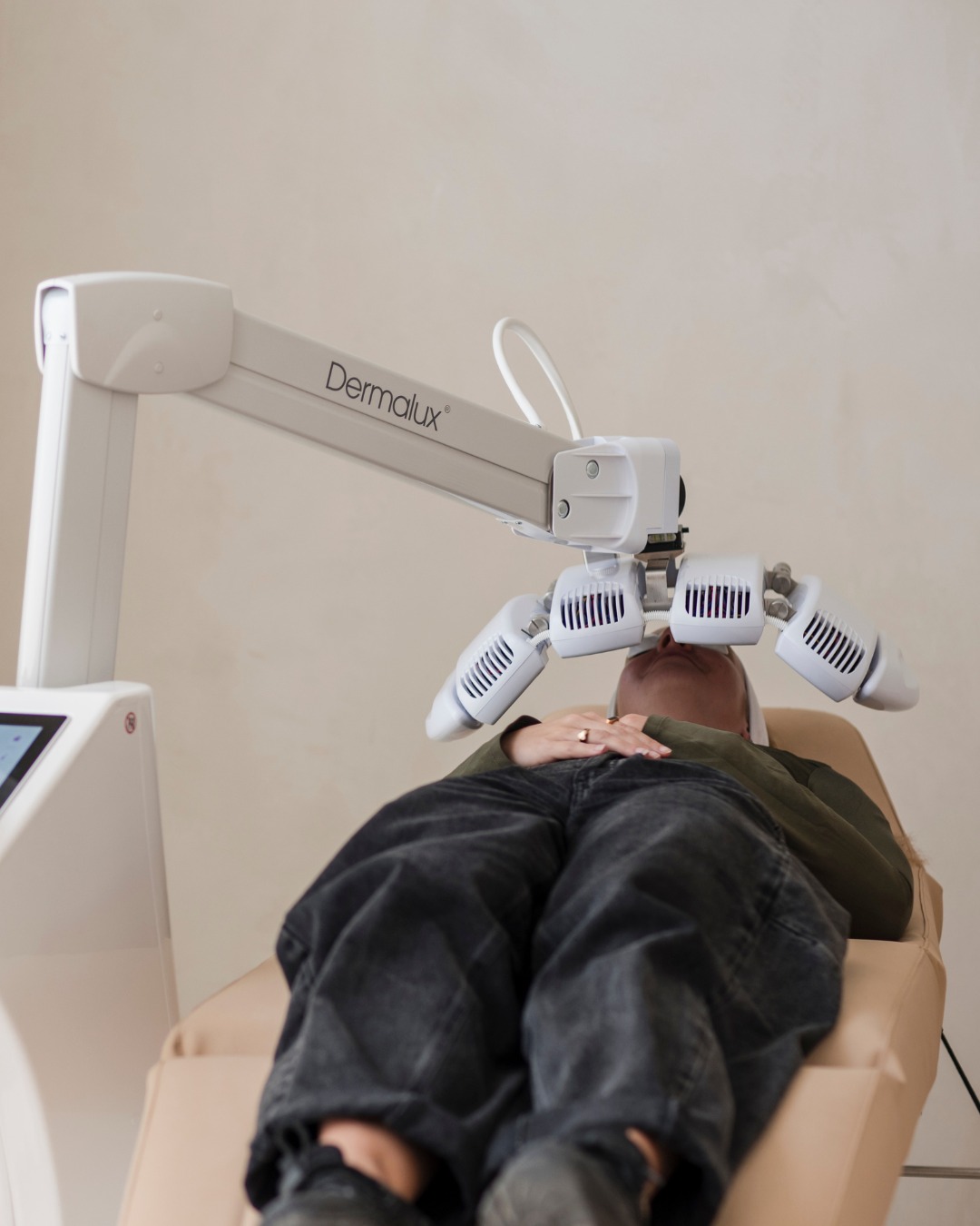Een gezonde glow begint bij een stralende huid ✨
Onze Dermalux LED-therapie werkt op basis van lichtgolven die diep inwerken op je huidcellen. Goed om roodheid te kalmeren, collageen te stimuleren en je glow te boosten.
Ook perfect te combineren met andere behandelingen voor een optimaal resultaat.💗
#Dermalux #LED #Ledtherapie #huid #skincare #plastischechirurgie #SurgicArt #PUURkliniek