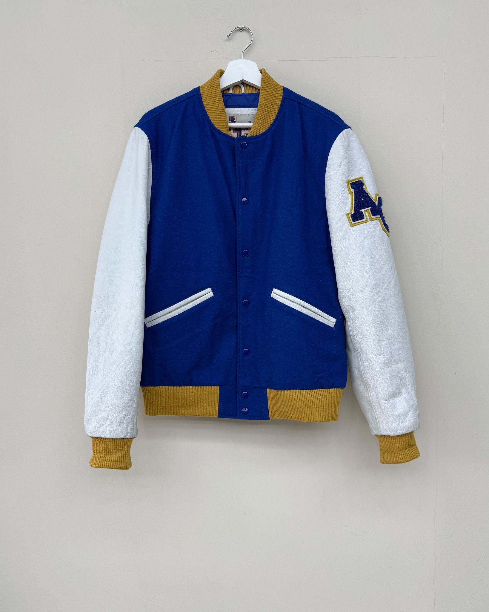 Teddy Varsity American College USA, stile college intramontabile.
Corpo in lana blu, maniche bianche a contrasto e dettagli giallo senape su colletto, polsini e vita: un mix iconico che richiama l’estetica varsity americana. Sulla manica, la classica patch “A” completa il look.
Chiusura con bottoni a pressione, tasche frontali e materiali resistenti pensati per durare nel tempo.
Un capo sportivo che diventa subito statement.
🛒 Disponibile sul nostro shop on-line oppure in Store
💬 Contattaci per qualsiasi informazione o dettaglio che vuoi sapere
#secondhandstyle #varsityjacket #americancollege #collegewear #clochard92