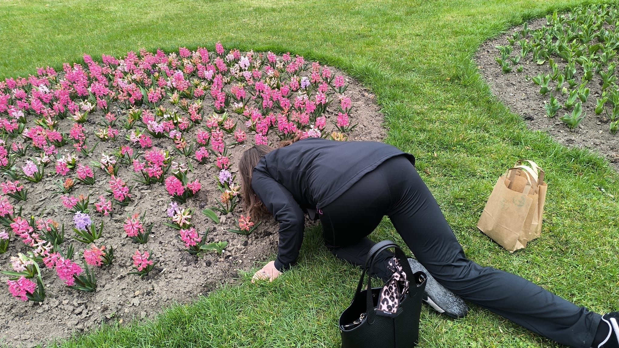 Veselé Velikonoce.
Jak byste nazvali tuto fotku z našeho výletu?
Zdravíme s Jana Csiriková z Lednice.
My si Velikonoce užívaly prořezem vinohradu. Agroturistický výlet pro Pražáky jsme zakončily návštěvou slavností a obědem ve Valticích. Kávu a dortík jsme si daly v Lednici.
Měly jsme vše: cimbál, chlápky v kroji, vinné sklepy i nákupy na trzích.