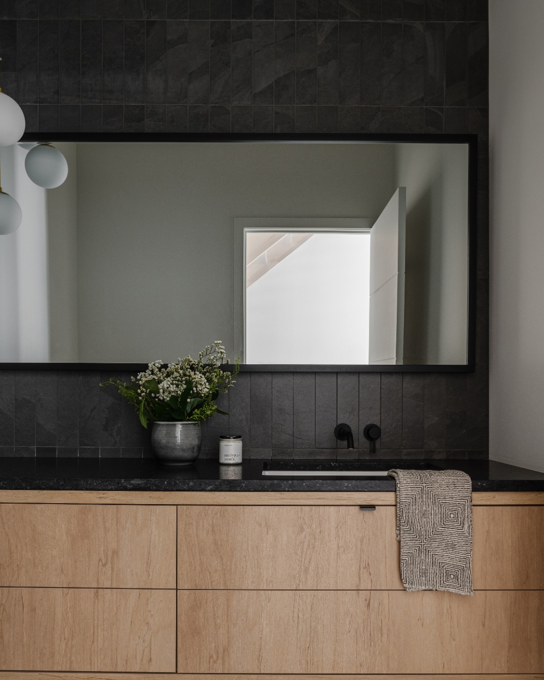 Saviez-vous que les miroirs sont souvent très utiles en photo d’intérieur ? 🪞
Ils permettent d’ajouter de la profondeur et parfois même de montrer une autre partie de l’espace dans l’image.
C’est une bonne façon de capter un autre angle de la pièce sans changer complètement le cadrage. 🤭
⸺
Photographie : @home.photo.interieur