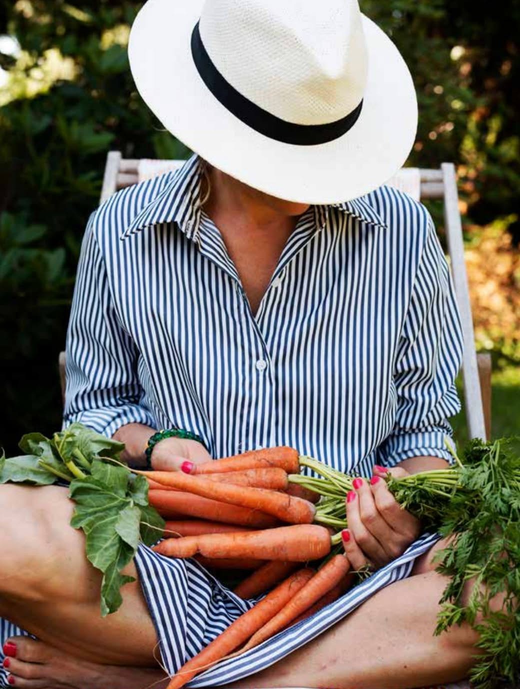 NEM COLESLAWSALAT MED KEFIR-FETA-DRESSING
2 portioner
• 250 g gulerod, revet groft på et rivejern
• 150 g spidskål eller hvidkål, snittet fint
• en stor håndfuld friske urter, fx løvstikke eller persille, hakket fint
• 2 spsk. nigella- eller sesamfrø, tørristet på en pande
Kefir-feta-dressing: • 1½ dl kefir – kan erstattes med skyr
• 100 g feta smuldret
• 1-2 spsk. hakkede urter, fx bredbladet purløg eller persille
• 3 spsk. koldpresset rapsolie, gerne med citronsmag
• 1 lille fed hvidløg, revet fint
• saft og fintrevet skal af 1 økologisk citron
• evt. lidt vand
• salt og peber
Pynt: • friske bær, friske urter og evt. nigellafrø
Bland alle ingredienser til salaten i en skål. Bland alle ingredienser til dressingen i en skål. Blend den evt. med en stavblender så den får en jævn konsistens. Pynt med friske bær, urter og nigellafrø.
www.hartvig-engell.dk/butik
