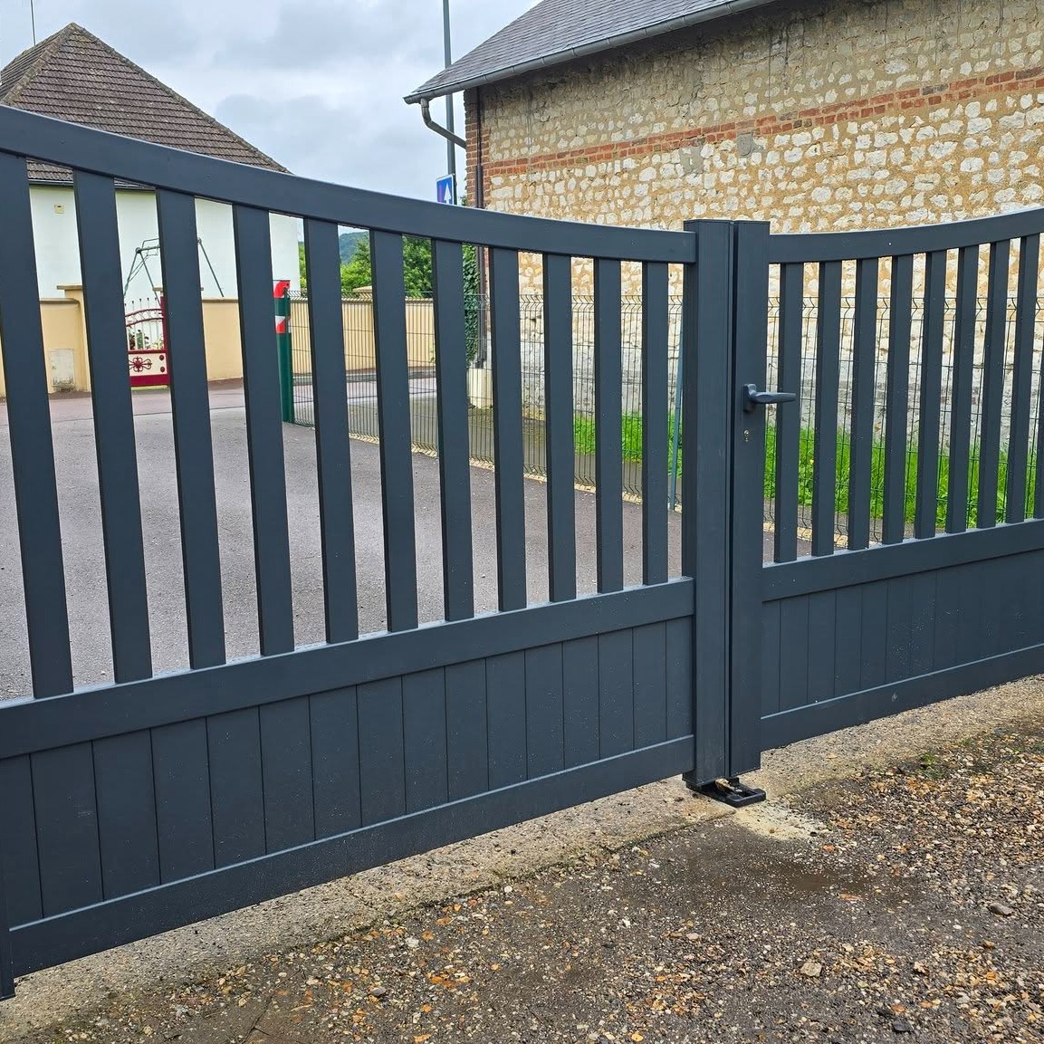 🏡✨ Nouvelle réalisation GMS-ALU ✨😉
➡️ Remplacement de l’ancien portail en métal par un modèle en aluminium
➡️ Portail battant RAL 7016 ajouré, idéal pour conserver une visibilité sur l’extérieur 🤓
➡️ Installation en ouverture manuelle, simple et efficace
🤩 Nous remercions notre client pour sa confiance 🤝
Vous avez un projet de portail ❓ clôture ❓ porte d’entrée, menuiserie, garage… ❓
☎️ Contactez-nous dès maintenant ☎️
📞 02 35 91 07 23
💻 www.gmsalu.com
📧 contact@gmsalu.com
✅ GMS-ALU, le spécialiste de l’aménagement 100 % sur-mesure 📏
#portailaluminium #portailbattant #amenagementexterieur #maconnerie #construction #maisonneuve #renovation #surmesure #travaux #exterieur #design #jardin #menuiserie #cloture #gmamenagement #GMSALU #qualitegarantie