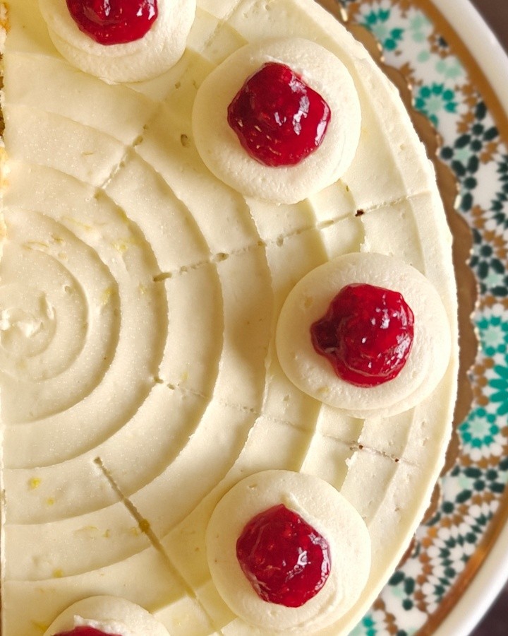 🐰🍋 Spring just got a little sweeter.
Our Lemon Cake with Raspberry Filling is bright, fresh, and perfectly festive for Easter — soft lemon cake layered with sweet-tart raspberry filling and topped with luscious lemon frosting.
It’s sunshine, berries, and a little springtime happiness all in one bite. Honestly, if the Easter Bunny baked desserts… we’re pretty sure this would be on the menu. 🐣😉
#senzaglutenfree #glutenfreebakery #eastertreats #lemonraspberry #springdesserts #bakeryfresh