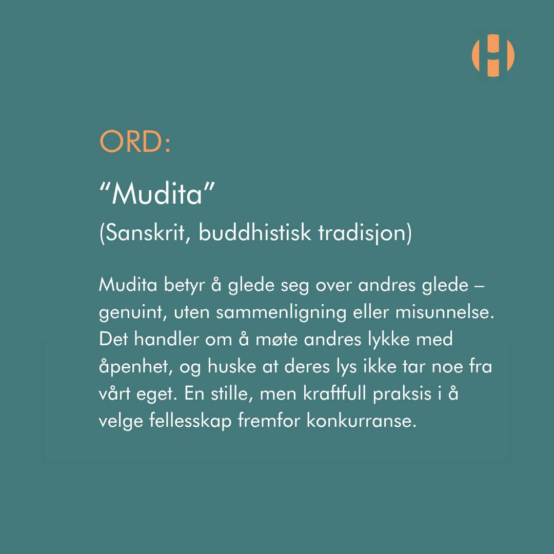Vi snakker ofte om glede som noe personlig. Noe vi oppnår, noe vi føler, noe vi «har». Men mudita peker på noe annet – en glede som ikke handler om oss alene.
For mange av oss er det overraskende krevende å virkelig glede seg over andres lykke. Ikke fordi vi vil være smålige, men fordi det lett vekker noe i oss: sammenligning, utilstrekkelighet, følelsen av å stå utenfor. Vi måler oss, ofte uten å merke det.
Mudita utfordrer akkurat dette. Den inviterer oss til å legge merke til reaksjonen vår – og så velge noe annet.
Å øve på mudita handler ikke om å tvinge frem en følelse, men om å utvide perspektivet vårt. Om å tåle at andre lykkes, blomstrer eller opplever noe godt – uten at det betyr at vi selv har mindre verdi eller færre muligheter.
Det er her noe skifter. Når vi ikke lenger ser hverandres liv som en konkurranse, men som noe vi faktisk kan ta del i.
I et samfunn som ofte dyrker sammenligning og prestasjon, er mudita en stille motkraft. Den minner oss om at vi hører sammen. At vi ikke trenger å vinne over hverandre for å ha det godt.
Og kanskje er det nettopp her fellesskapet begynner – i evnen til å si:
Din glede truer meg ikke. Den angår meg.