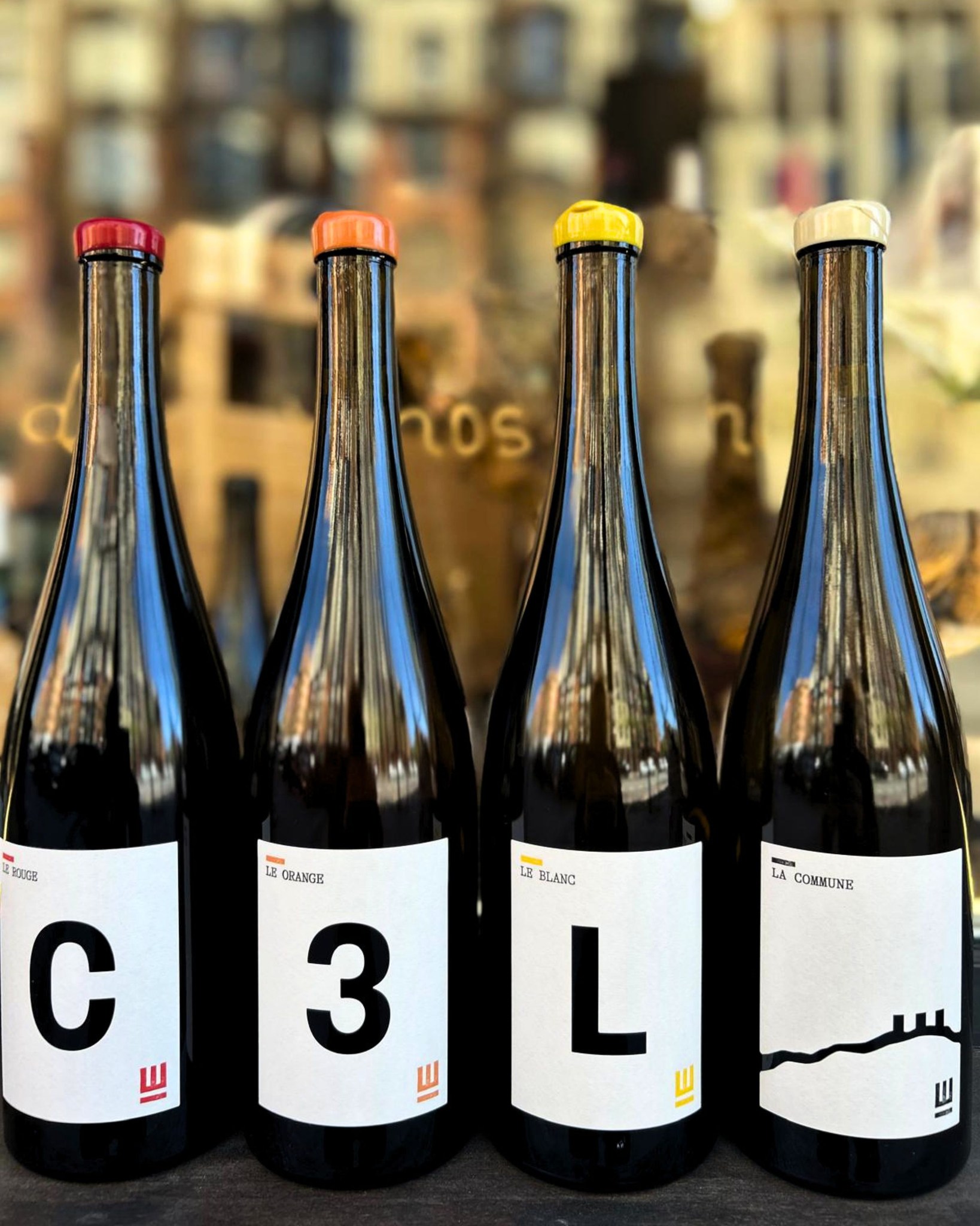 Esta Semana Santa, haz una pausa… y elige bien lo que abres 🍷
Desde Alsacia, te presentamos los vinos de Domaine Pierre Weber, mínima intervención, fermentación espontánea y máxima expresión del origen.
Cuatro estilos, una misma filosofía:
Le Rouge, Le Orange, Le Blanc y La Commune. Precisos, honestos y sin artificios.
Aprovecha estos días para comprar con calma, descubrir nuevas elaboraciones y tener en casa vinos con identidad propia.
✨ Ya disponibles en nuestra tienda online.