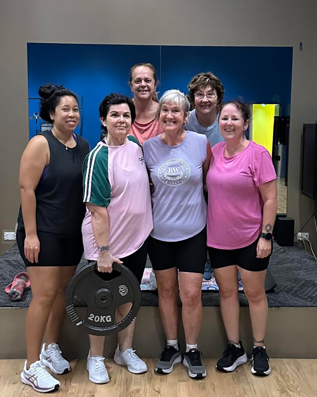 Early birds.
No filters. No bullshit. Just women showing up and getting it done before most people are even awake.
Some mornings they’re tired.
Some mornings life is heavy.
They come anyway.
And look at them… strong, proud, owning their space.
No judgement. No ego. Just real work.
You don’t have to be perfect.
You just have to show up.
Proud of my girls 💪