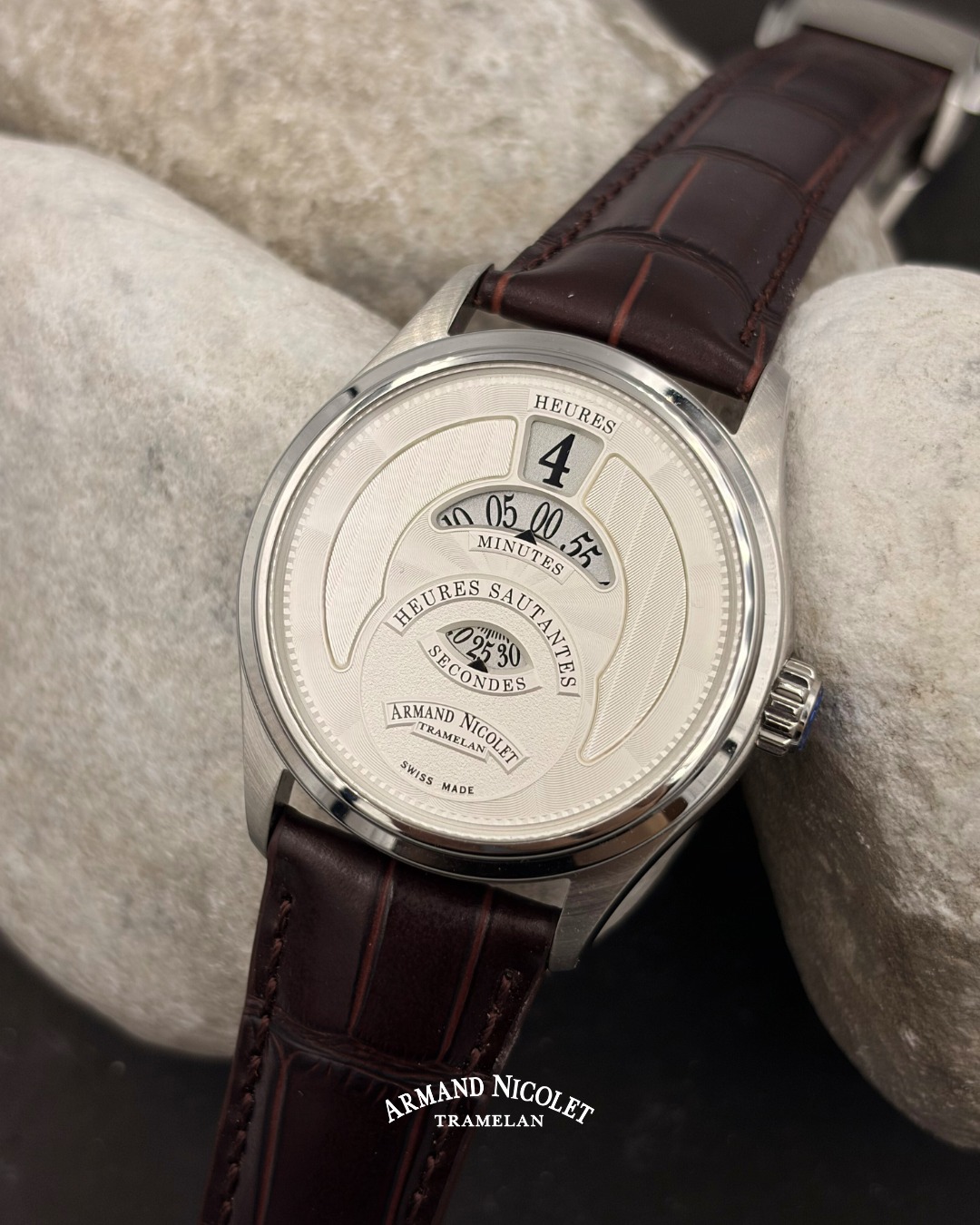 Time can be read.
Or experienced in a different way.
With the new M02 HS2 Jumping Hour, Armand Nicolet reinterprets the tradition of jumping hours through a bold and contemporary dial design. Shapes overlap, light changes perspective, and every detail offers a new way to observe time.
A timepiece created for those who appreciate watchmaking from an unexpected perspective.