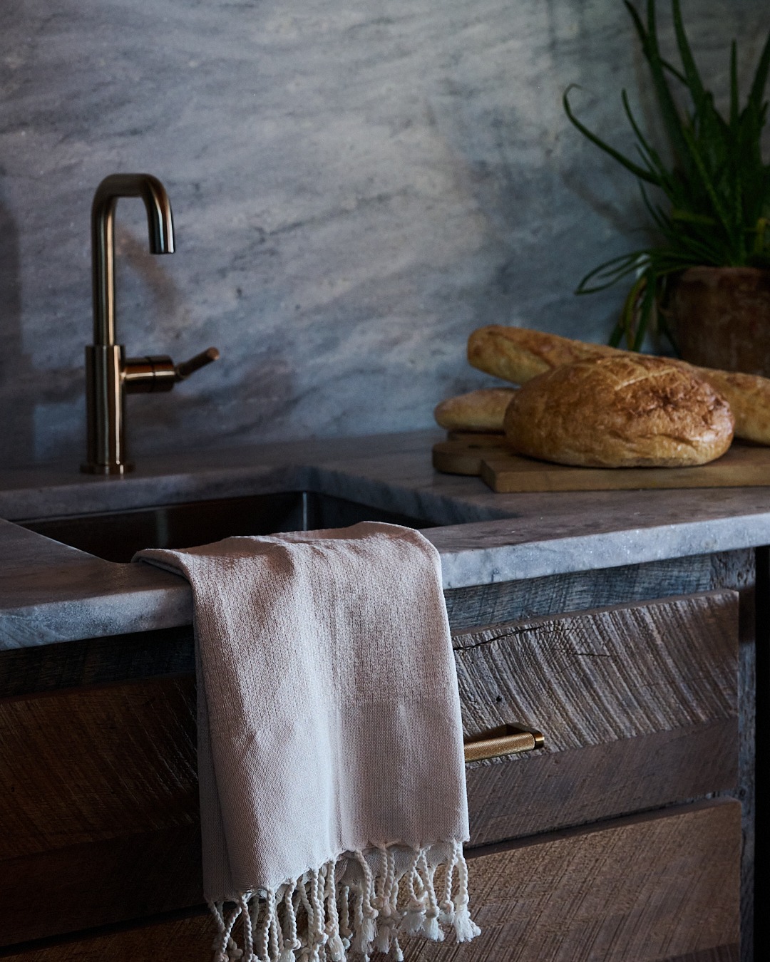 The quiet moments are where a space really speaks.
Soft light.
Worn textures.
Something left just as it was.
It’s not styled to perfection—
it’s lived in, settled, real.
A kitchen that holds more than design—
it holds routine, habit, and a little bit of story in every detail.
That’s the difference I’m drawn to—
capturing spaces not just at their best,
but at their most honest.
Because sometimes the most powerful image
is the one that feels like you’ve already been there.
📩If that’s the feeling your project deserves, let’s create it.
#architecturalphotography #interiordesign #kitcheninspo #moodytones #livedin #designstory #marketing #joncahillphoto #rootforeachother @rootdesignco
