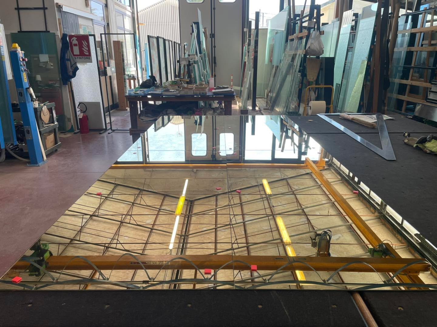 🐣 Pasqua è alle porte e quest’anno qualcuno ha scelto di mangiare su uno splendido tavolo ricoperto di specchi anticati.
Se anche voi il prossimo anno volete fare questa scelta vi aspettiamo come sempre.
Cogliamo però l’occasione per ricordarvi che la vetreria rimarrà chiusa dal 4 al 6 aprile compresi. Ci rivediamo regolarmente dal 7.
Buona Pasqua a tutti 🐣🐣