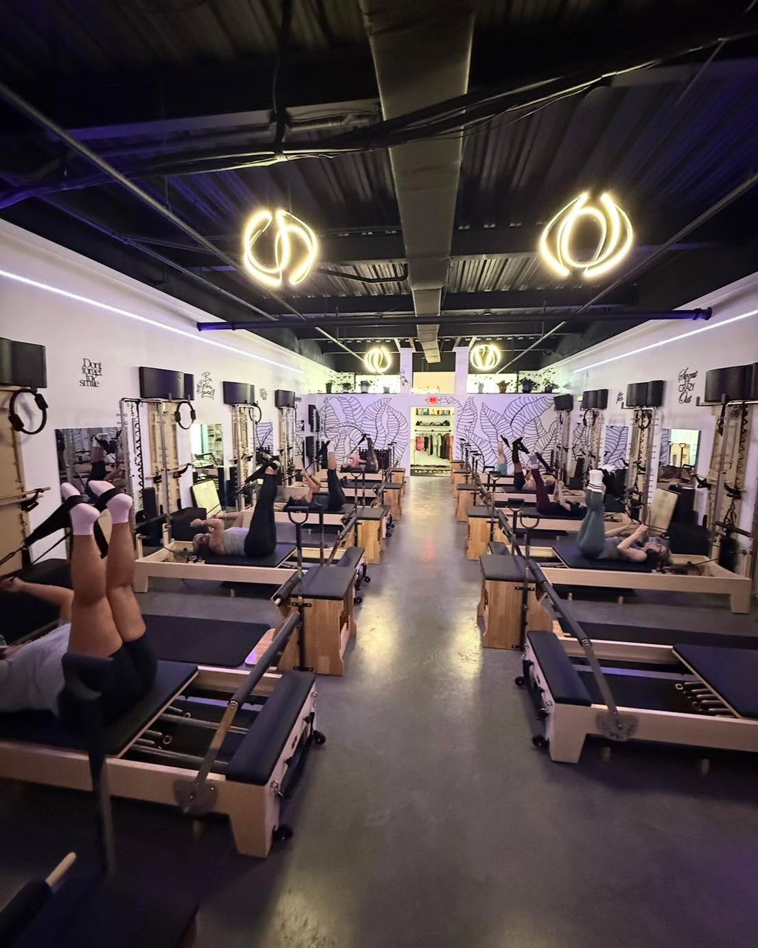 Feet in straps, attitude in check 💁♀️✨
Lengthen it out… then fire it up 🔥
We’re strengthening and stretching into the week and strengthening where it counts—because balance is everything 💫
Don’t forget to lock in your spot… your body will thank you later 😉
See you in class 💕