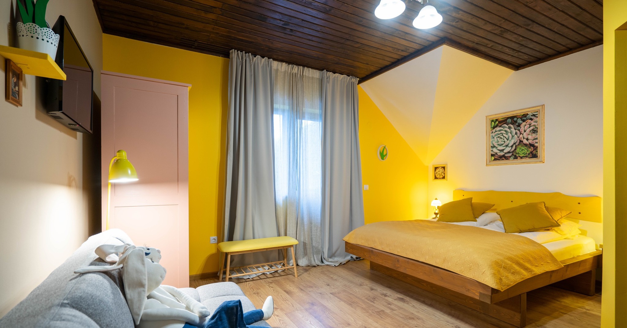 Evadare simplă, dar specială
Uneori nu ai nevoie de mult ca să te simți bine. Doar de un loc liniștit, aer curat și o cameră care te face să încetinești. La Arte Boutique Rooms, fiecare detaliu este gândit pentru confortul tău, dar fără să pierzi simplitatea care contează cu adevărat. Aici, timpul nu te grăbește.
#ArteBoutiqueRooms #SlowLiving #Relaxare #Tușnad #EscapeLaMunți #CazareCuSuflet #NatureStay #CalmLife #BoutiqueVibes #RelaxMode