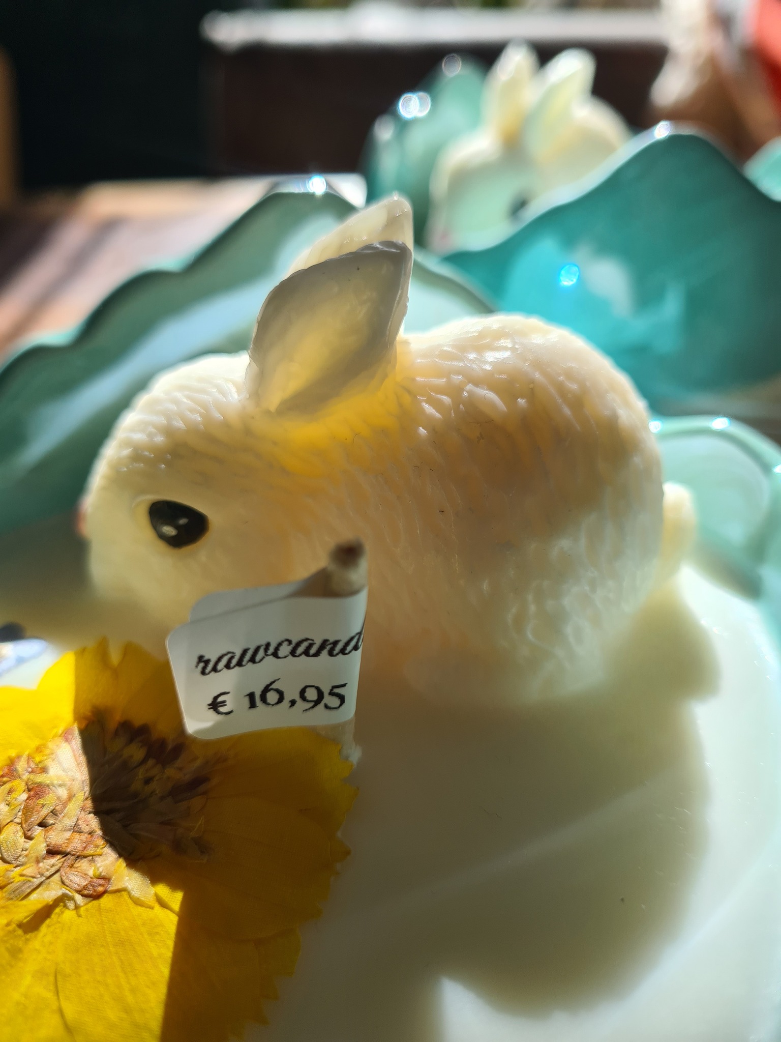 🐣🌸 PAASKAARS ALERT 🌸🐣
Breng lentesfeer in huis (net zoals deze mooie zonnige dag vandaag!) met de supergezellige paaskaars! Exclusief verkrijgbaar bij @groenrijkdenbosch
> Ze staan direct bij de ingang, aan de rechterkant op de tafel!
Handgegoten van 100% eco kokos-soja wax en gegoten in een pastelblauwe ei-vormige houder van groenrijk zelf. Geur: Flowers: een zachte, zoete mix van bloemen met een subtiel vleugje honing. Fris, bloemig en helemaal lenteproof.
De finishing touch? Een handgeschilderd konijntje van wax en vrolijke droogbloemen. Zeg hallo tegen die frisse, lente vibes in huis!
Of je nu iemand wilt verrassen tijdens Pasen of je eigen paastafel mooier wilt maken: dit kaarsje is er eentje waar iedereen blij van wordt!
Product info:
- €16,95
- 150g biologische kokos-soja wax
- +/- 30 branduren
- Hoogte: +/- 15 cm
- Diameter: +/- 10 cm
- Refill mogelijk
- Alleen verkrijgbaar bij Groenrijk Den Bosch