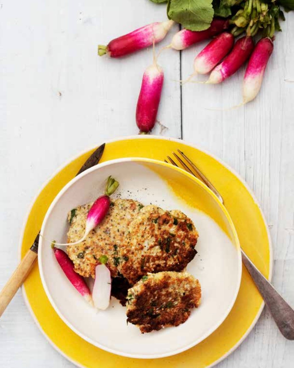 BLOMKÅLSBLINIS MED HYTTEOST
OG HASSELNØDDER
9-10 stk.
• 300 g blomkål, revet groft
• 3 æg
• 75 g hytteost
• bladene fra 4 stilke timian
• en håndfuld persille, hakket fint
• ½ tsk. salt
• 1 knsp. stødt muskatnød
• 30 g hasselnøddeflager eller hakkede hasselnødder
• 1 knsp. chili, stødt eller røget
• 2 spsk. chiafrø
• 2-3 spsk. rugmel
• 2 spsk. FiberHusk eller Elvermelblanding
• til stegning: koldpresset rapsolie med smørsmag eller ekstra jomfruolivenolie
Bland det hele i en skål. Rør det godt sammen og lad det træk ke et par minutter, så rugmel, chiafrø og FiberHusk får lov til at virke ved at binde væsken og gøre farsen mere fast. Smelt 3 spsk. fedtstof på en pande. Form 9 mellemstore bøffer af
blomkålsmassen og steg dem på panden ca. 5-6 minutter på
hver side. Du kan evt. stege dem et par minutter på hver side
og derefter bage dem færdig i ovnen i ca. 15 minutter ved 200
grader varmluft.
God fornøjelse.
Opskriften er fra vores bog SPIS MIG - Sende pandekager og vafler.
www.hartvig-engell.dk