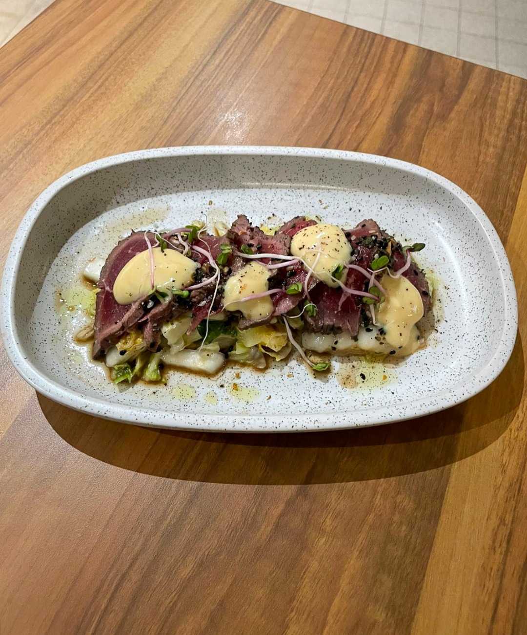 Une entrée qui donne le ton…🥢✨
Au restaurant Le Saint Jean, chaque détail compte.
Notre équipe vous propose un délicieux tataki de bœuf accompagné de choux chinois, une entrée tout en finesse, entre fraîcheur et gourmandise.
Derrière chaque assiette, c’est tout le savoir-faire et la passion de notre équipe en salle et en cuisine qui s’expriment, pour vous offrir un moment aussi savoureux que chaleureux.
📍 À découvrir au Mercure Bordeaux Centre Gare Atlantic.
#LeSaintJean #MercureBordeaux #BordeauxFood